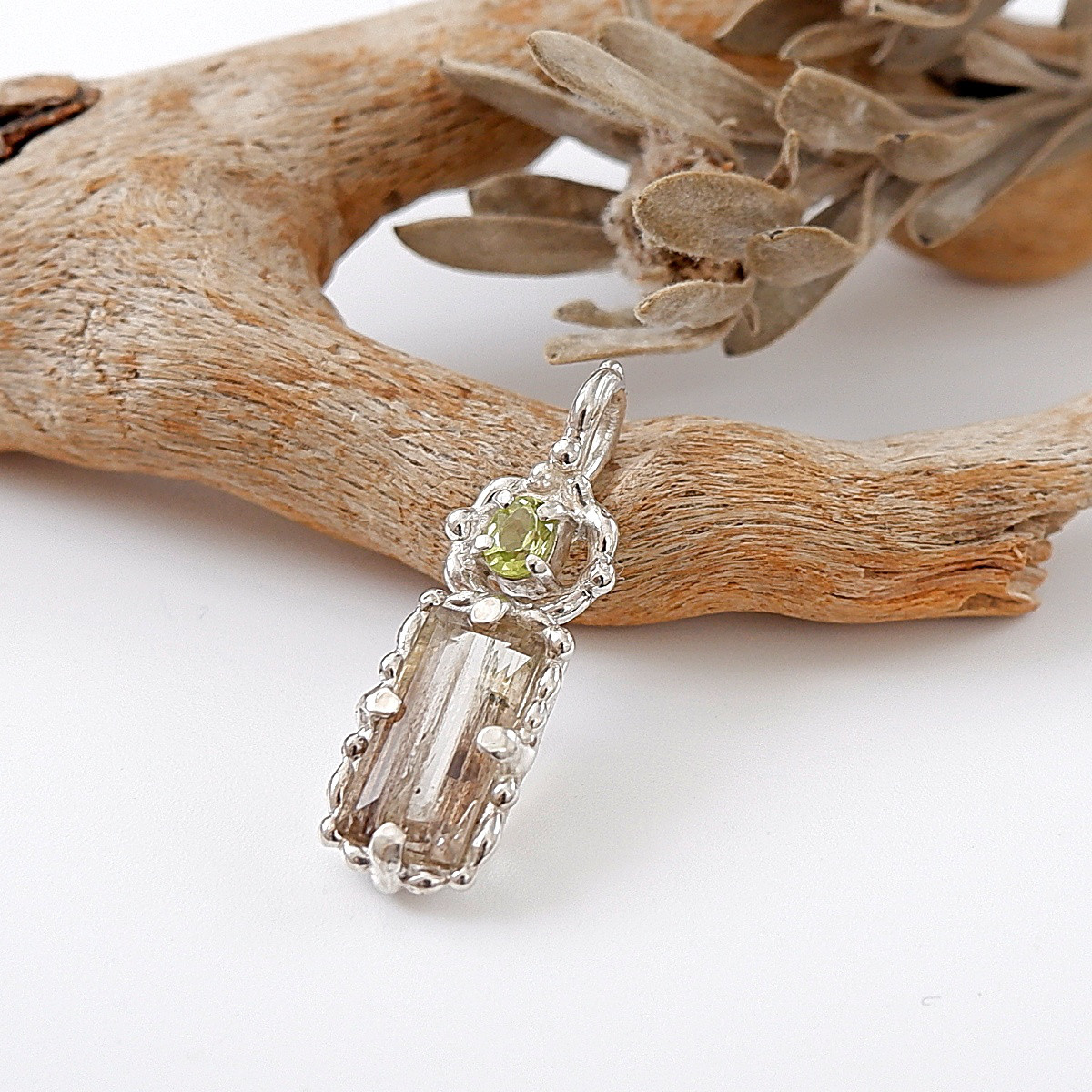 ～褪せた光の奥に～スキャポライトとペリドットのデザインペンダント　天然石アクセサリー　一点物　macari