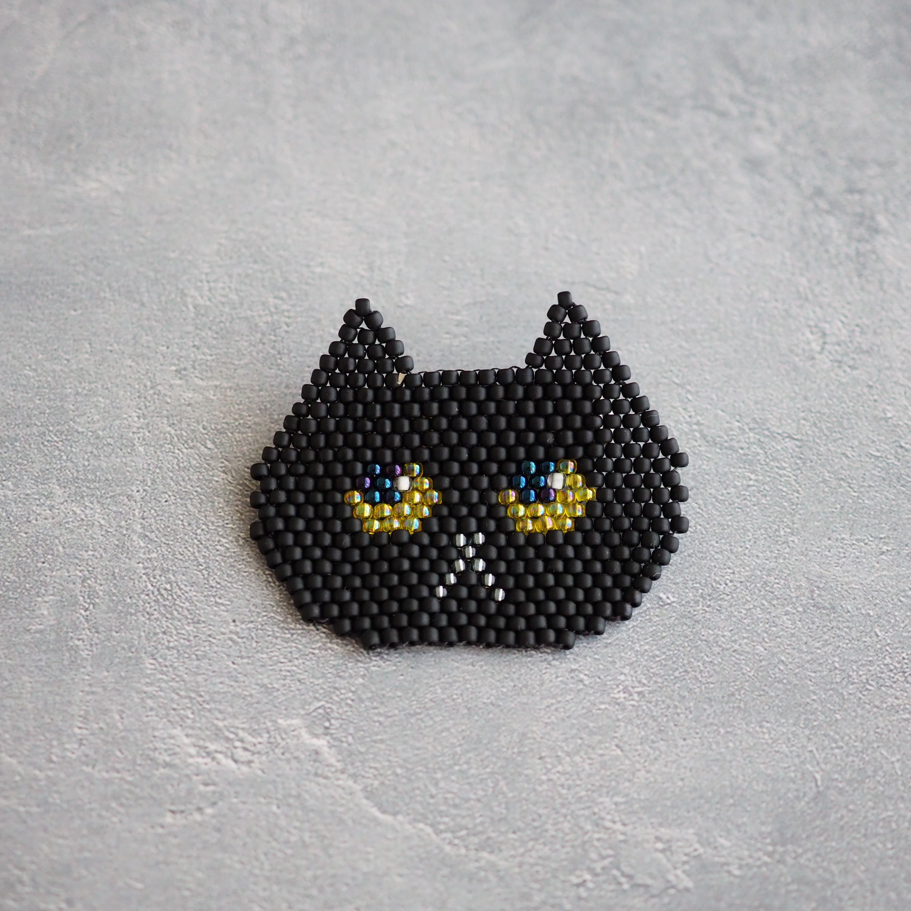 ビーズの黒猫ブローチ【受注】