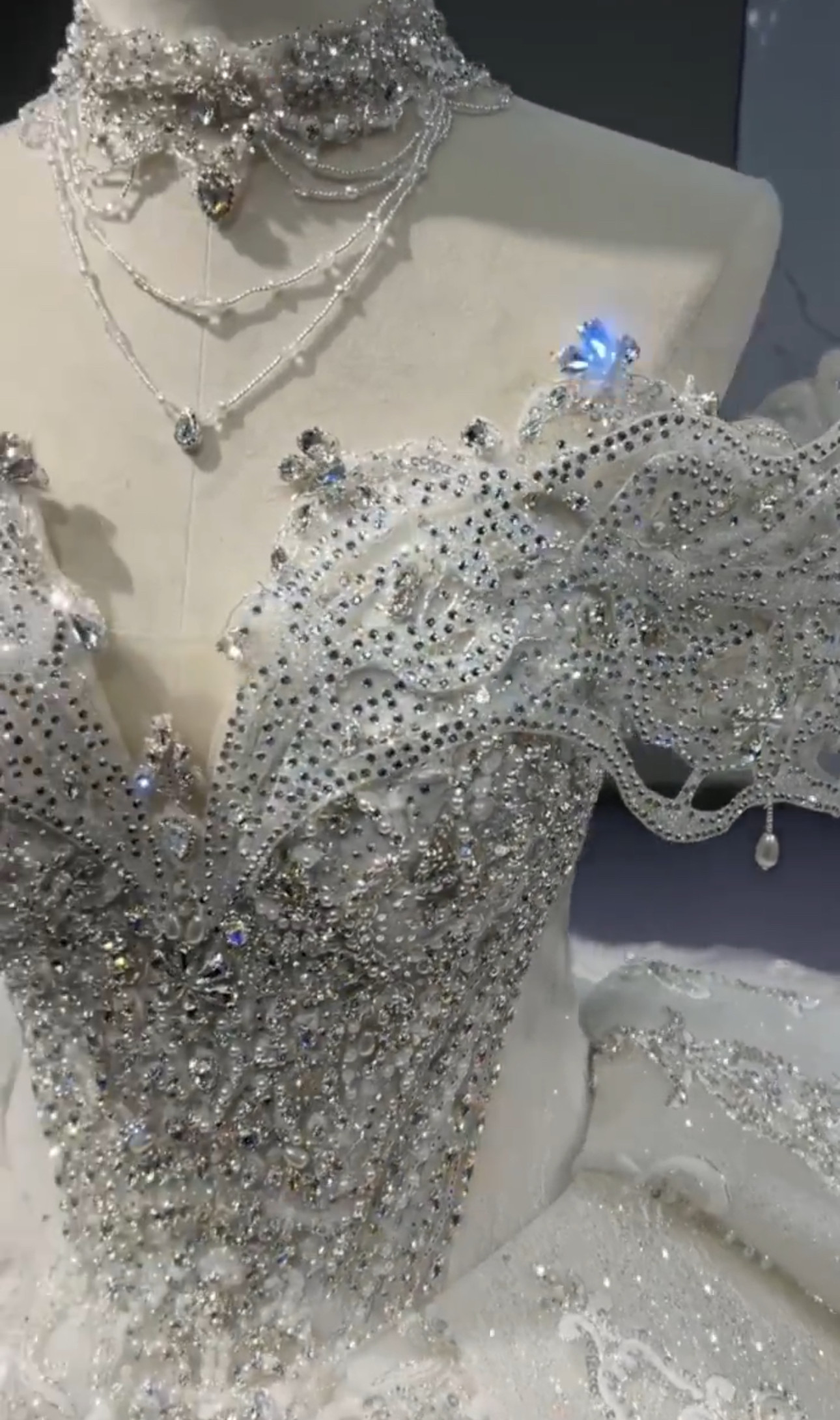 抜群のおしゃれ見え　目立つ　ラメ入り　キラキラドレス　ロングトレーン　ボリューム　フレアスカート　大人気編み上げ結婚式