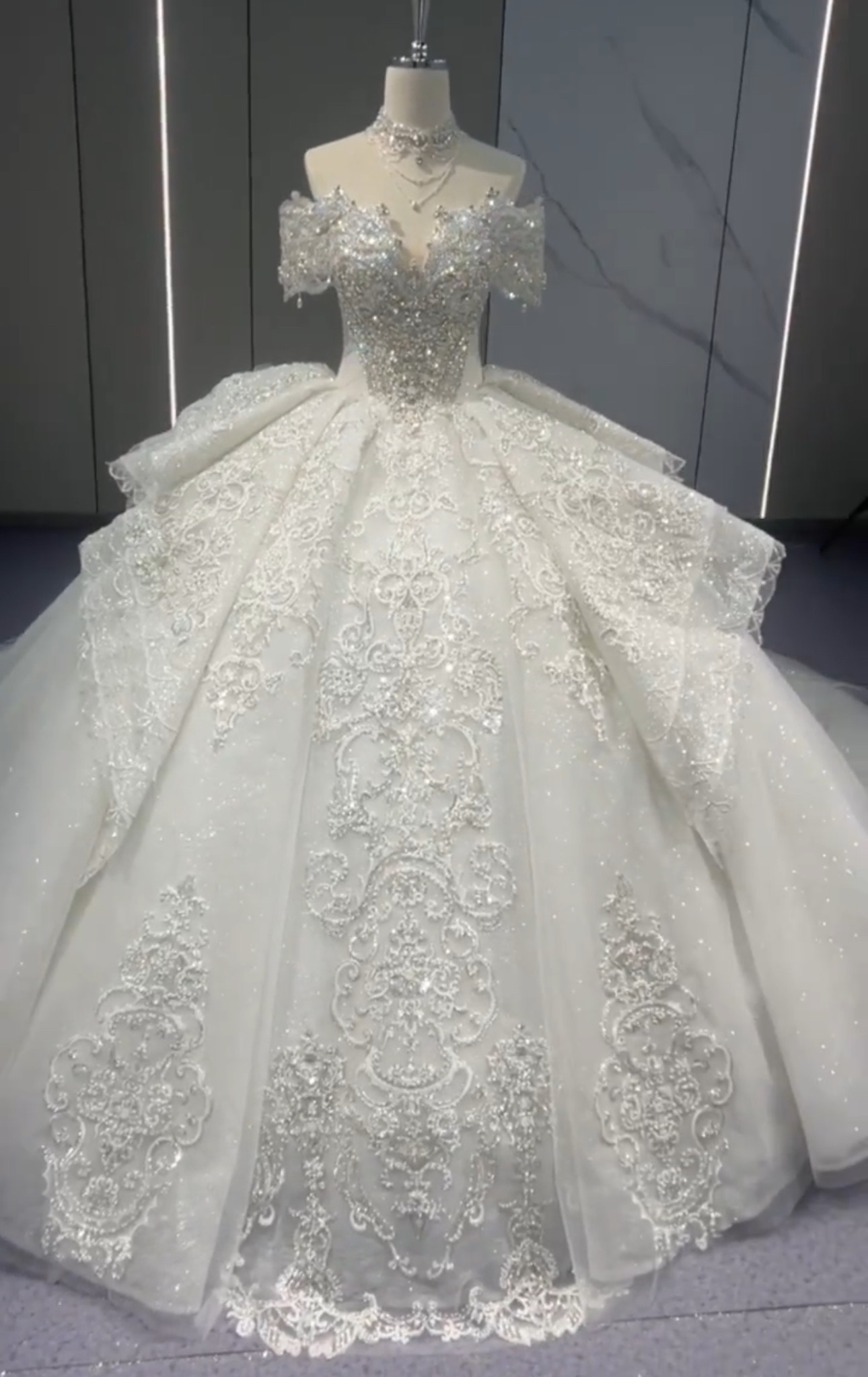 抜群のおしゃれ見え　目立つ　ラメ入り　キラキラドレス　ロングトレーン　ボリューム　フレアスカート　大人気編み上げ結婚式