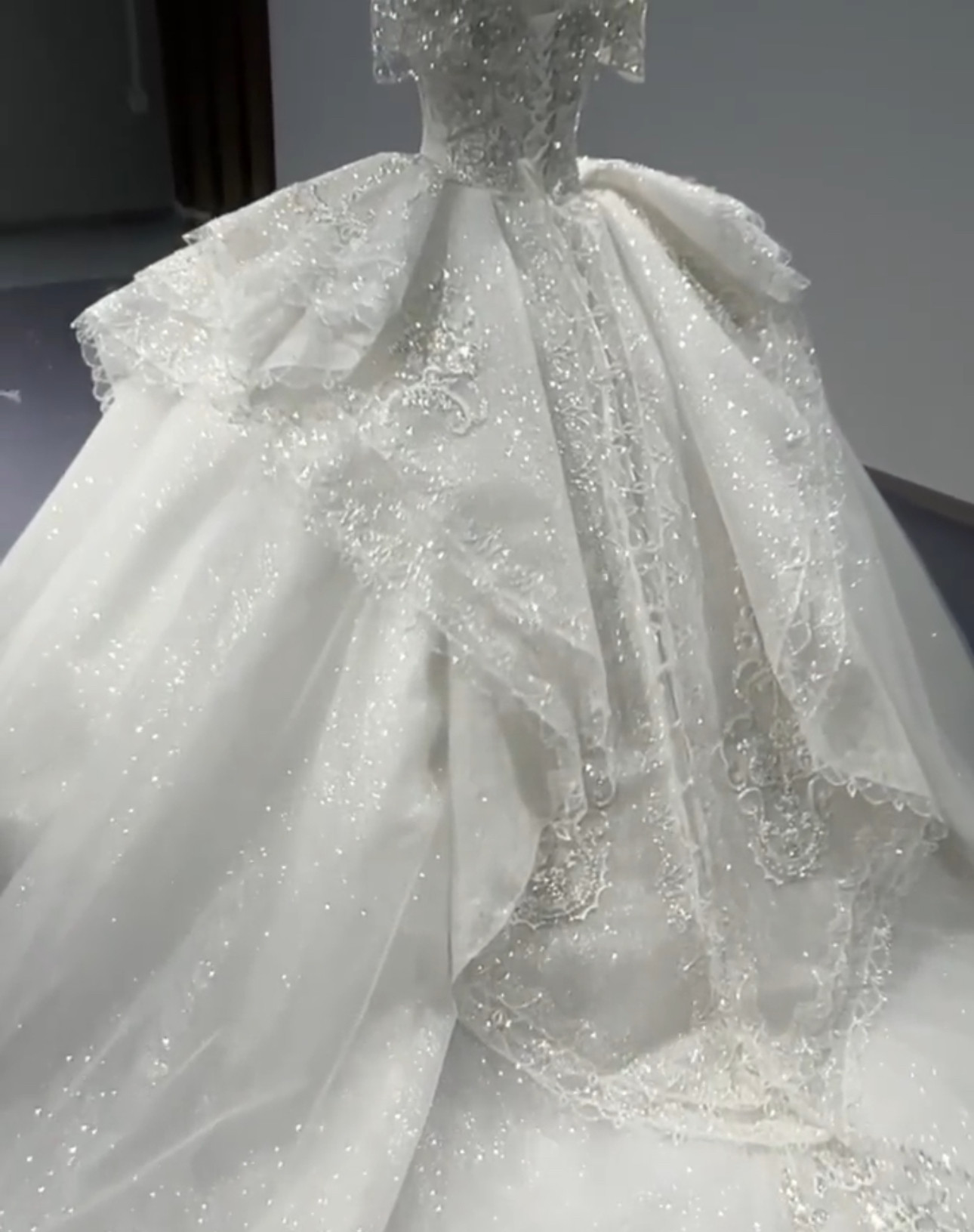 抜群のおしゃれ見え　目立つ　ラメ入り　キラキラドレス　ロングトレーン　ボリューム　フレアスカート　大人気編み上げ結婚式