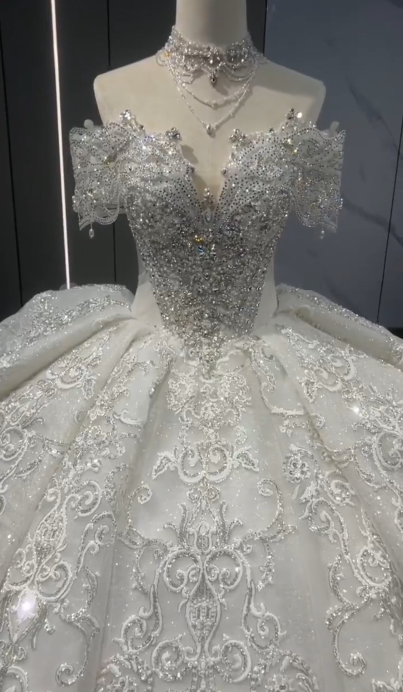 抜群のおしゃれ見え　目立つ　ラメ入り　キラキラドレス　ロングトレーン　ボリューム　フレアスカート　大人気編み上げ結婚式