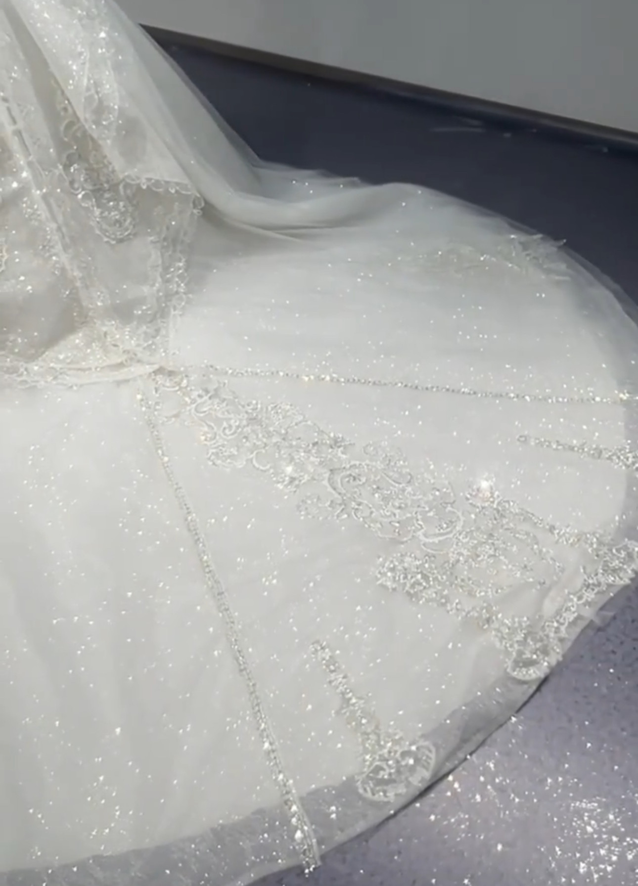 抜群のおしゃれ見え　目立つ　ラメ入り　キラキラドレス　ロングトレーン　ボリューム　フレアスカート　大人気編み上げ結婚式