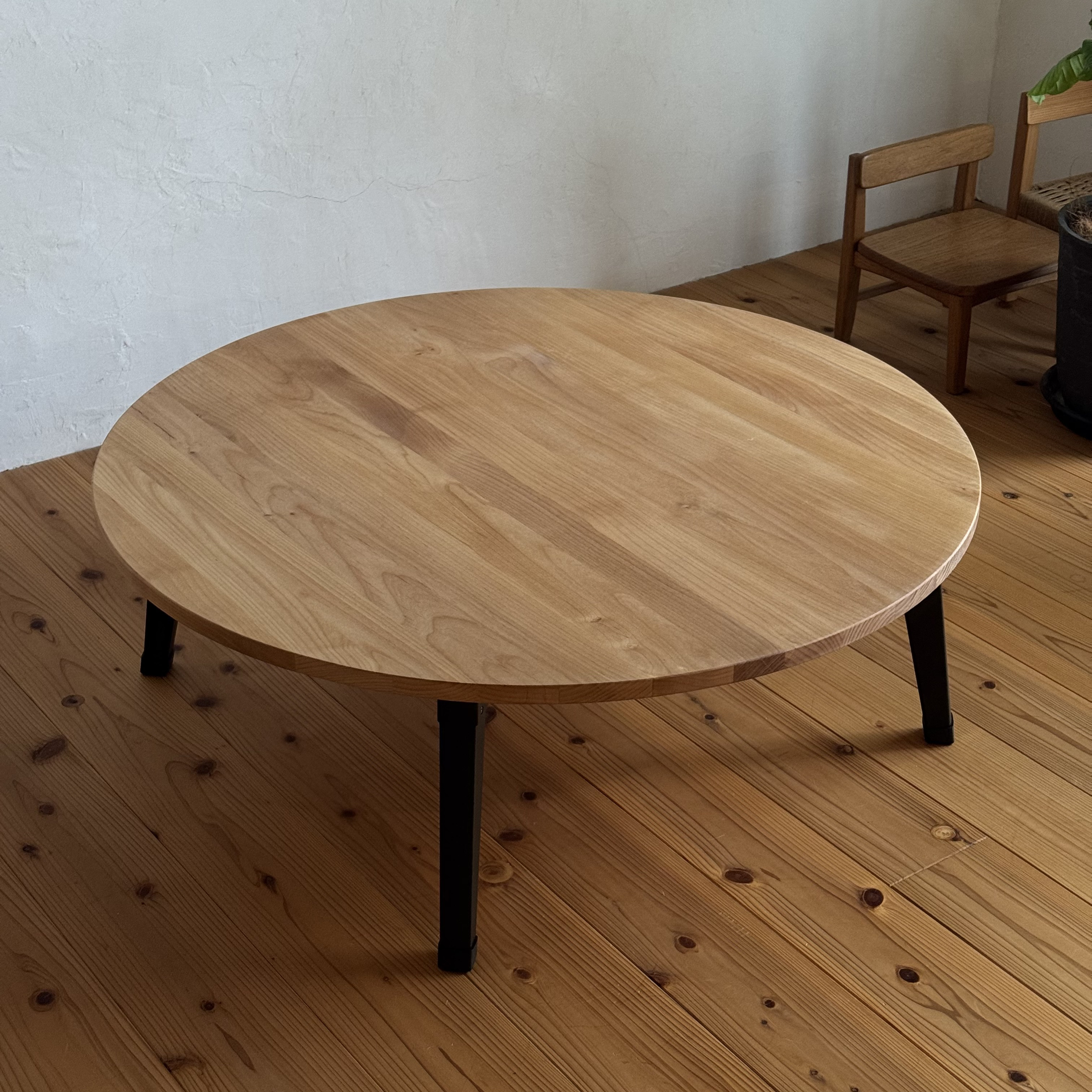 新作！ アルダー材の丸テーブル　80cm 在庫あり