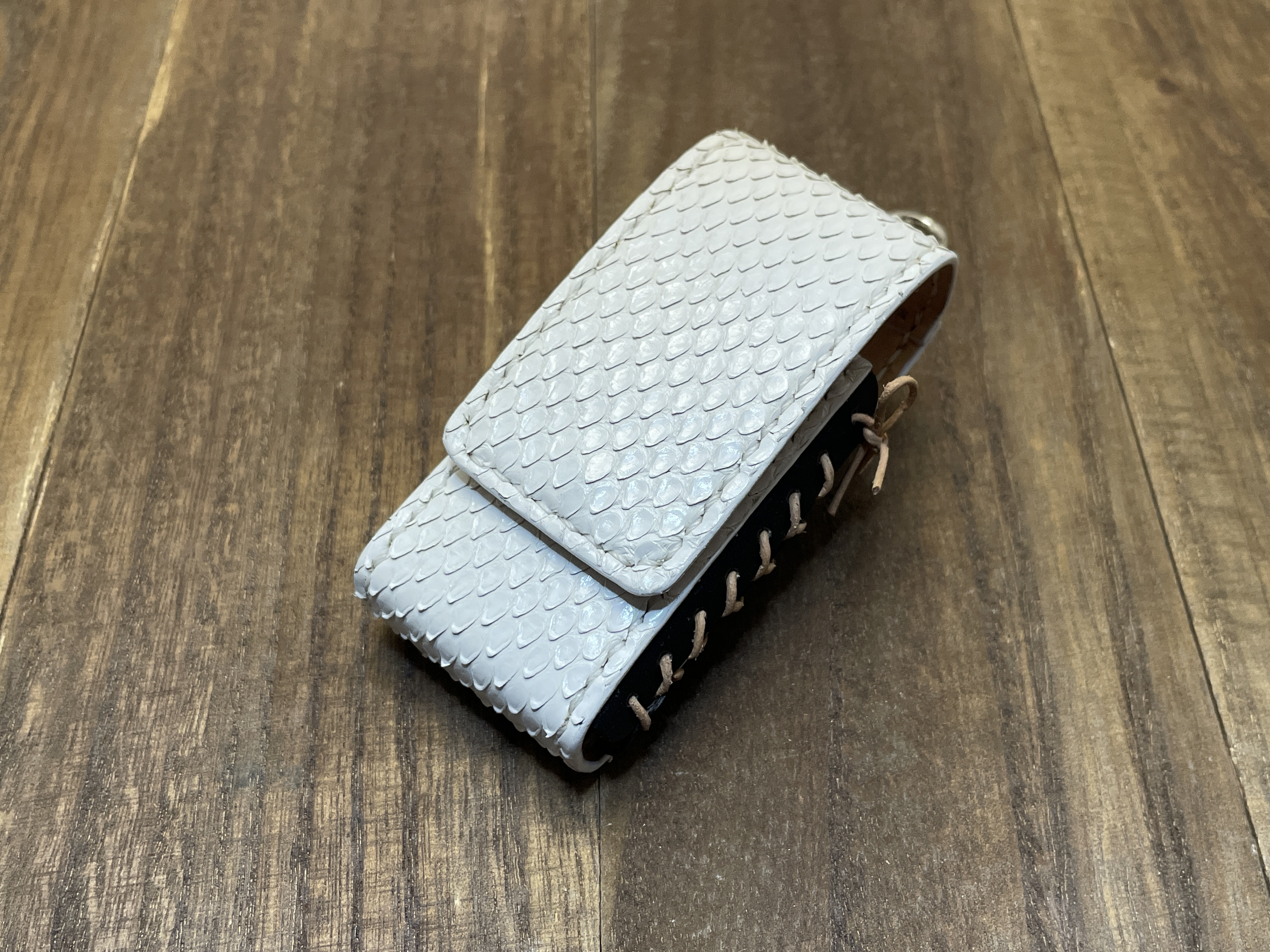 パイソンのコルセット風編み込みようかんホルダー