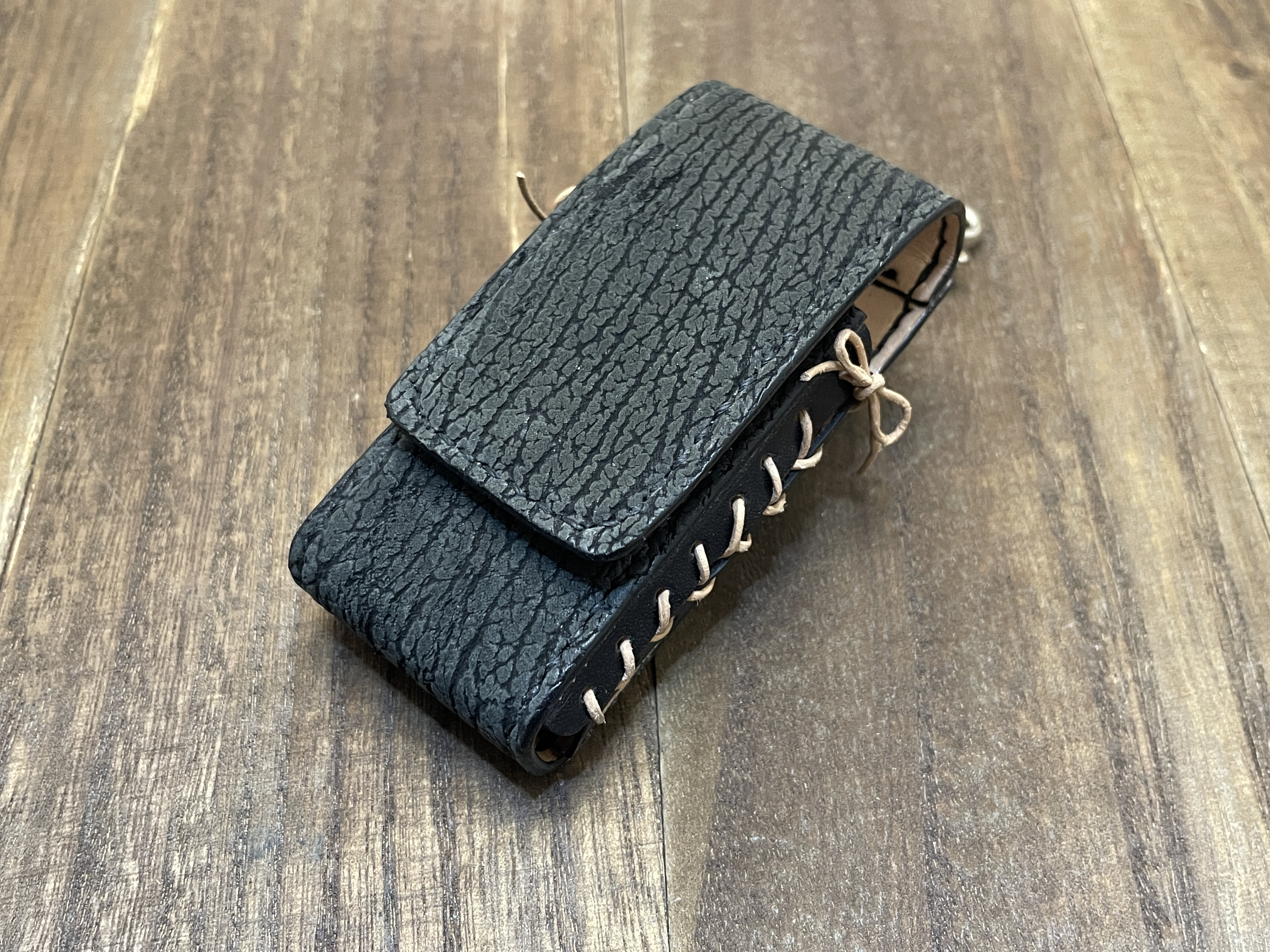 パイソンのコルセット風編み込みようかんホルダー