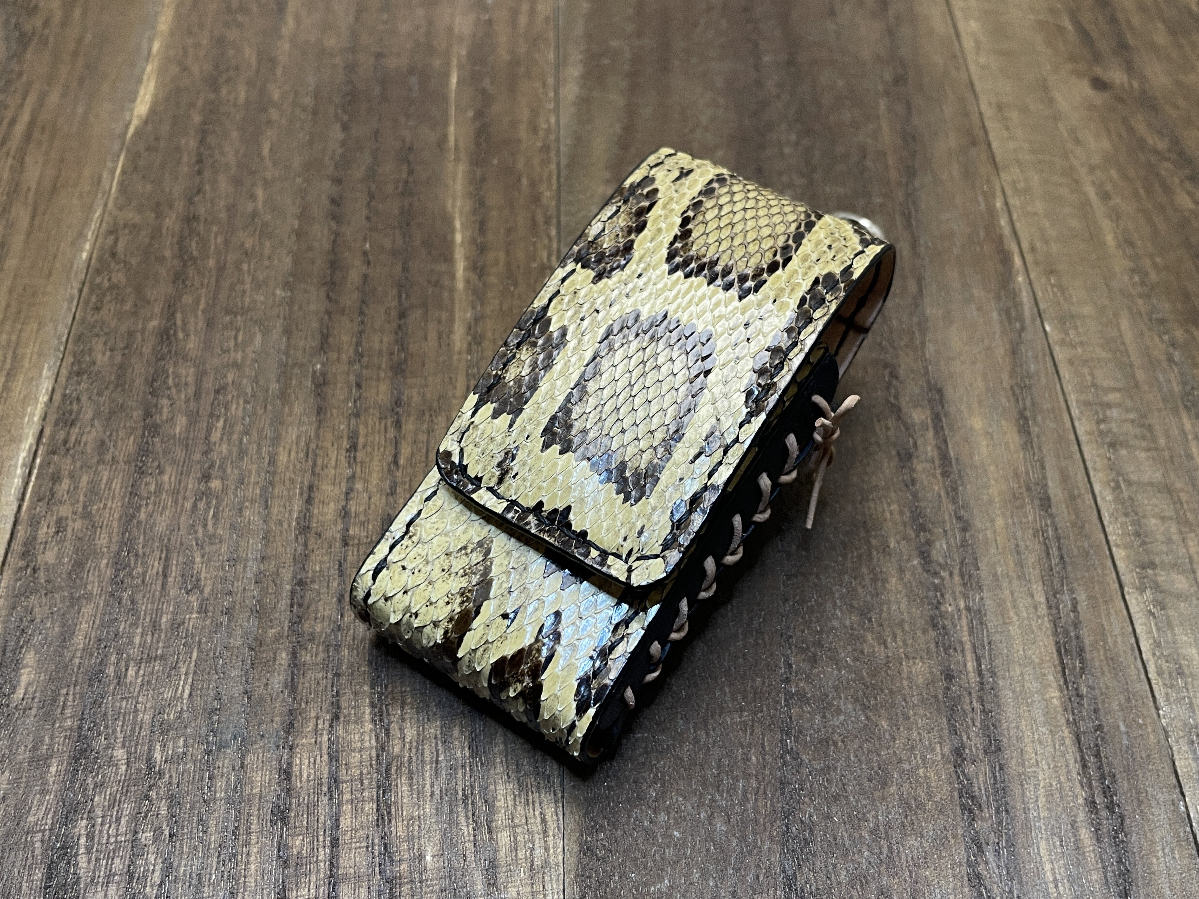 モラレスパイソンのコルセット風編み込みようかんホルダー