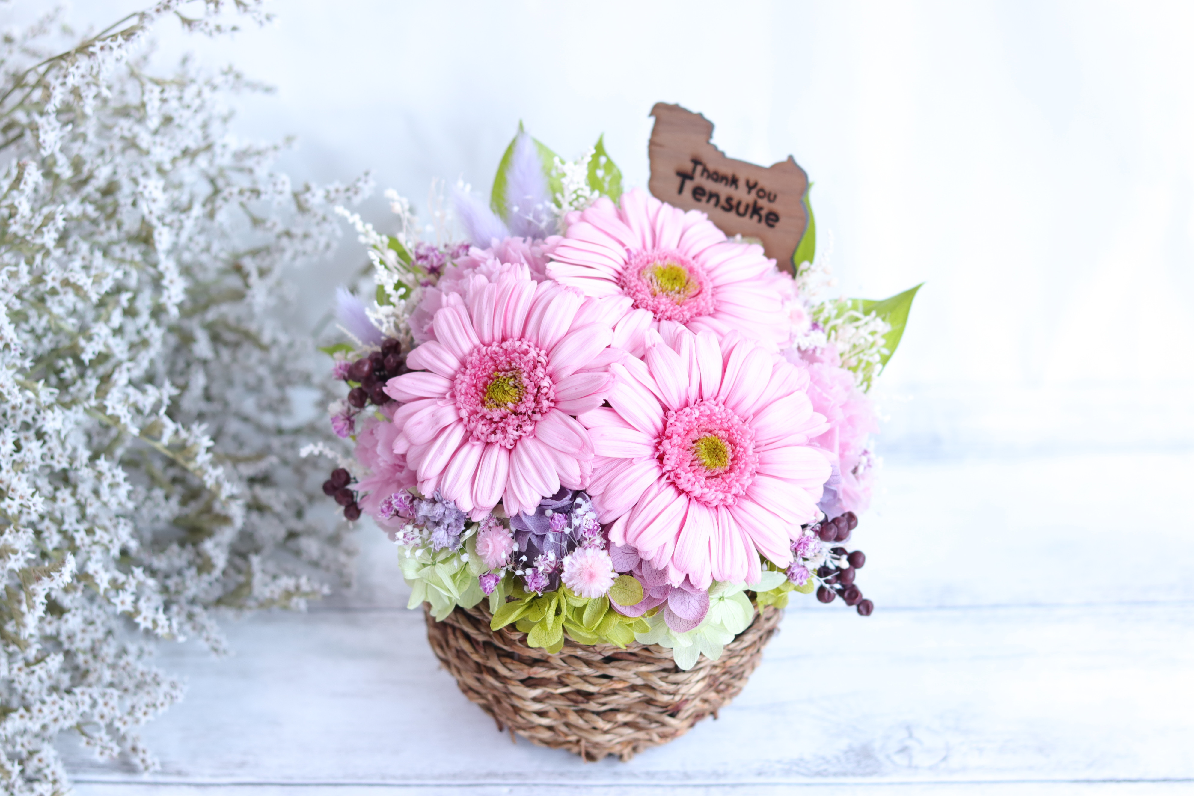 【選べる16種類犬猫ピック♪文字彫刻ＯＫ】ガーベラの“ピンク&ラベンダー”フラワーバスケット＊プリザーブドフラワー