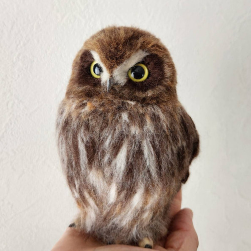 置物フクロウ羊毛フェルト製 アオバズク 高さ約14㎝ 羊毛フェルト