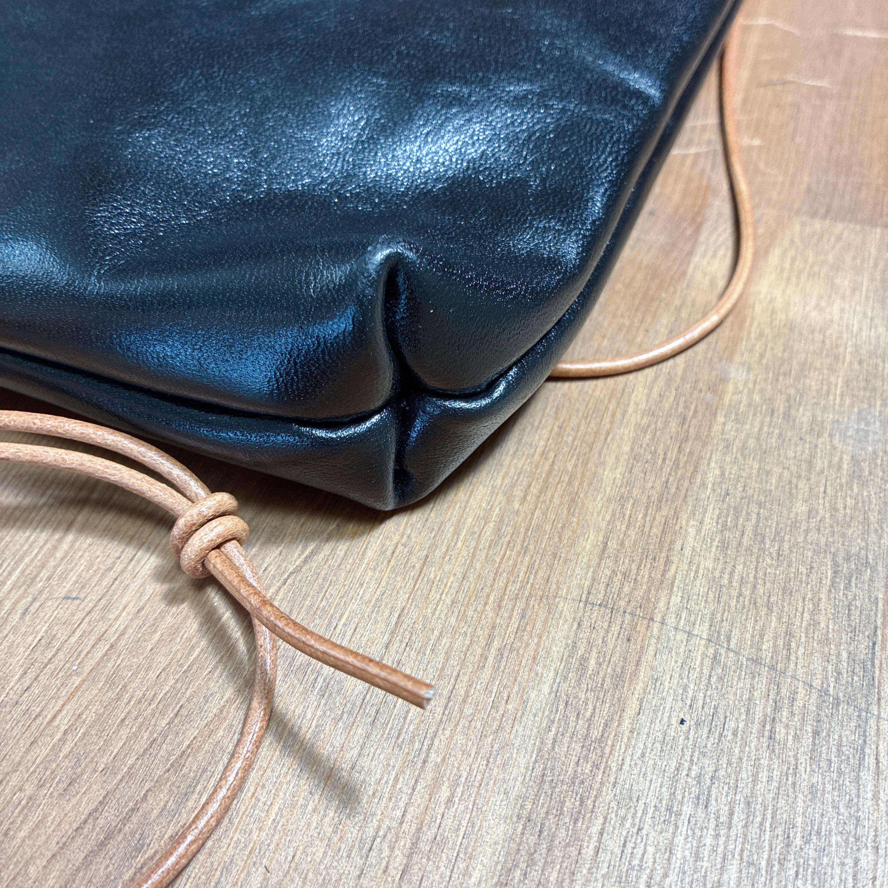 ホースハイド革ジャンレザーで作ったシンプルサコッシュ　タンニン鞣し　スマホショルダー　スマホポーチ