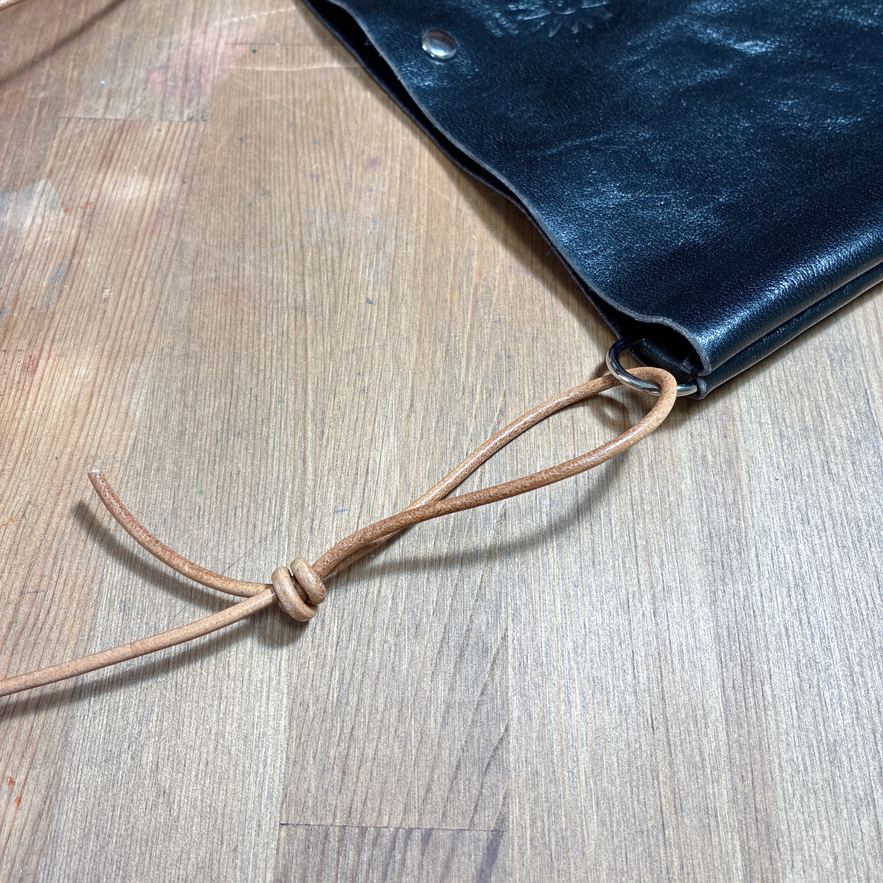 ホースハイド革ジャンレザーで作ったシンプルサコッシュ　タンニン鞣し　スマホショルダー　スマホポーチ