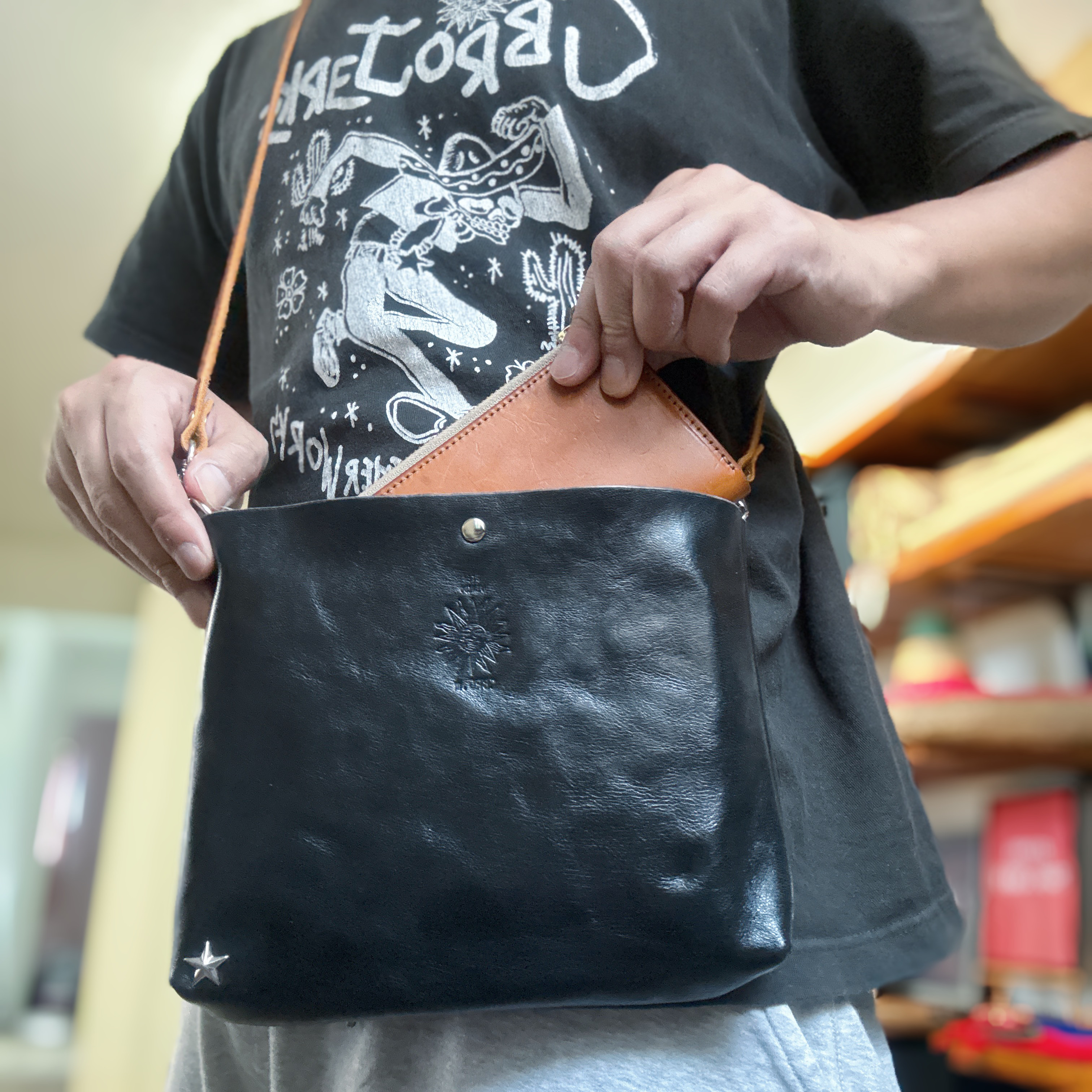 ホースハイド革ジャンレザーで作ったシンプルサコッシュ　タンニン鞣し　スマホショルダー　スマホポーチ