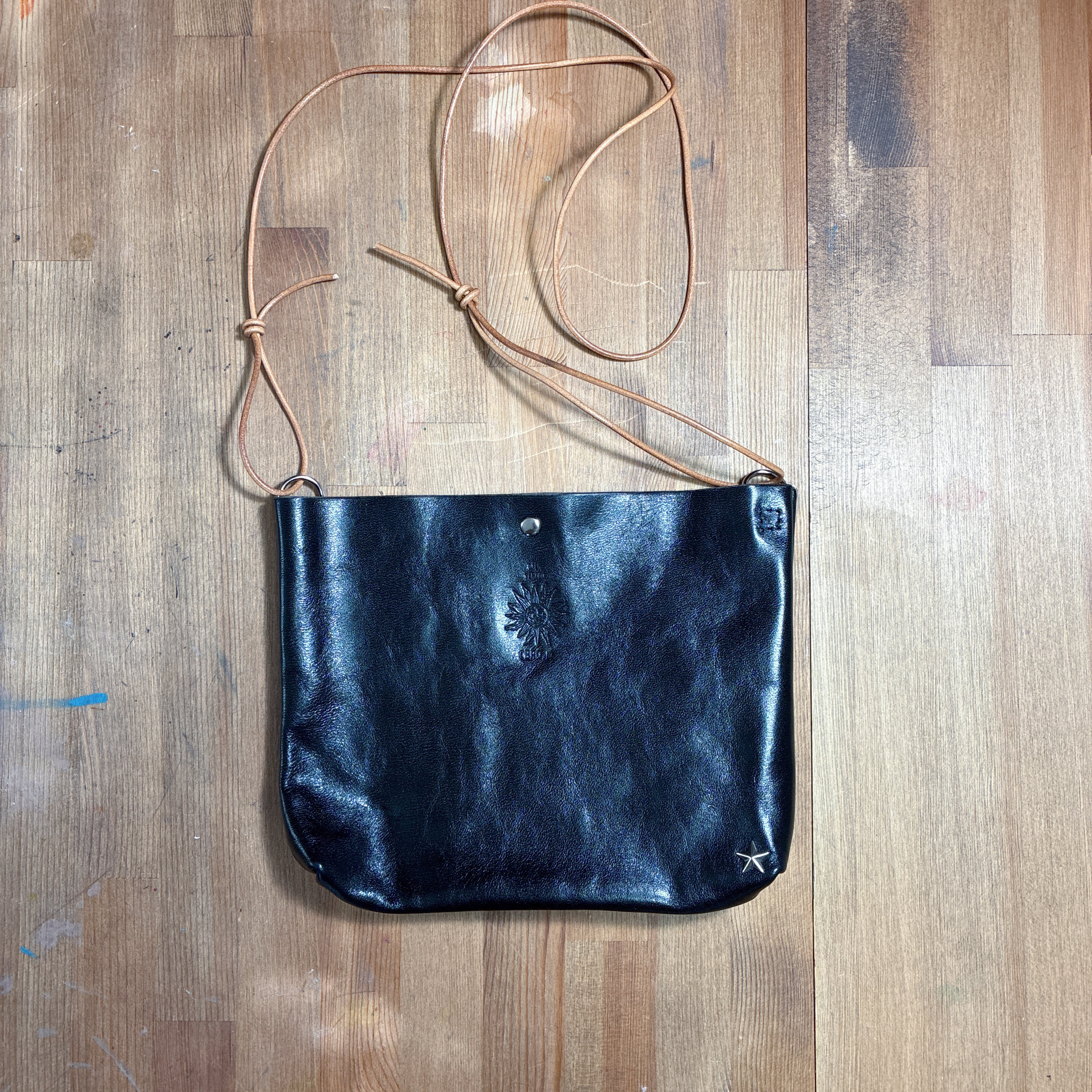 ホースハイド革ジャンレザーで作ったシンプルサコッシュ　タンニン鞣し　スマホショルダー　スマホポーチ