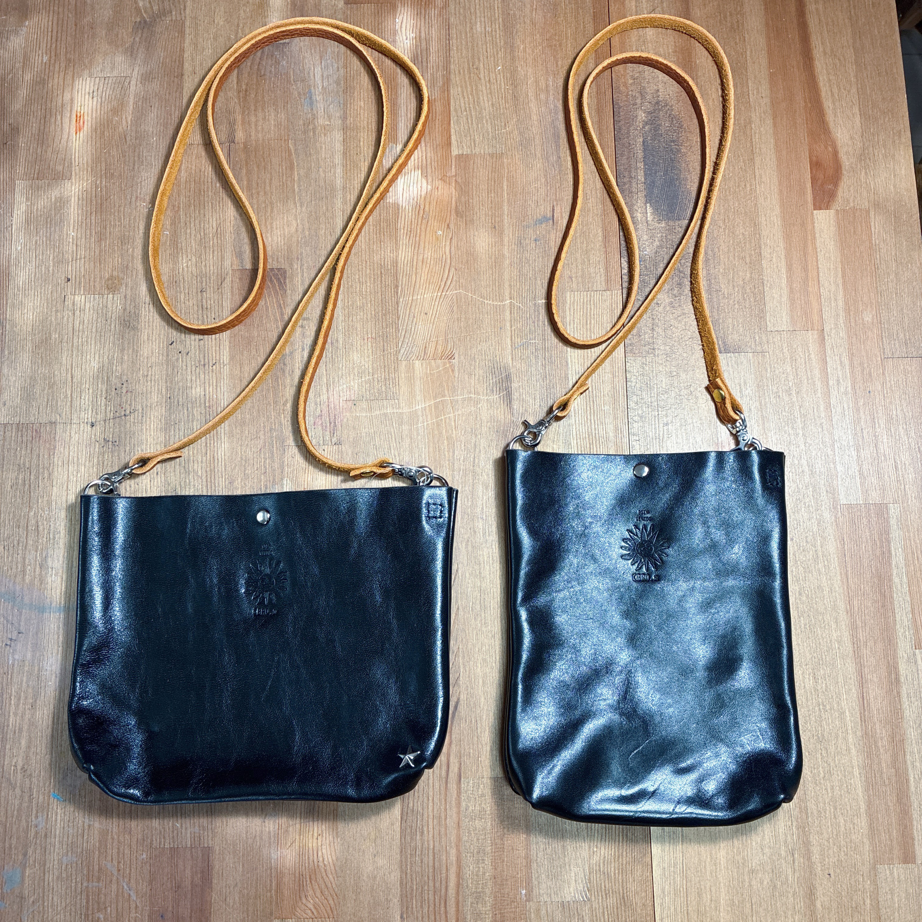 ホースハイド革ジャンレザーで作ったシンプルサコッシュ　タンニン鞣し　スマホショルダー　スマホポーチ