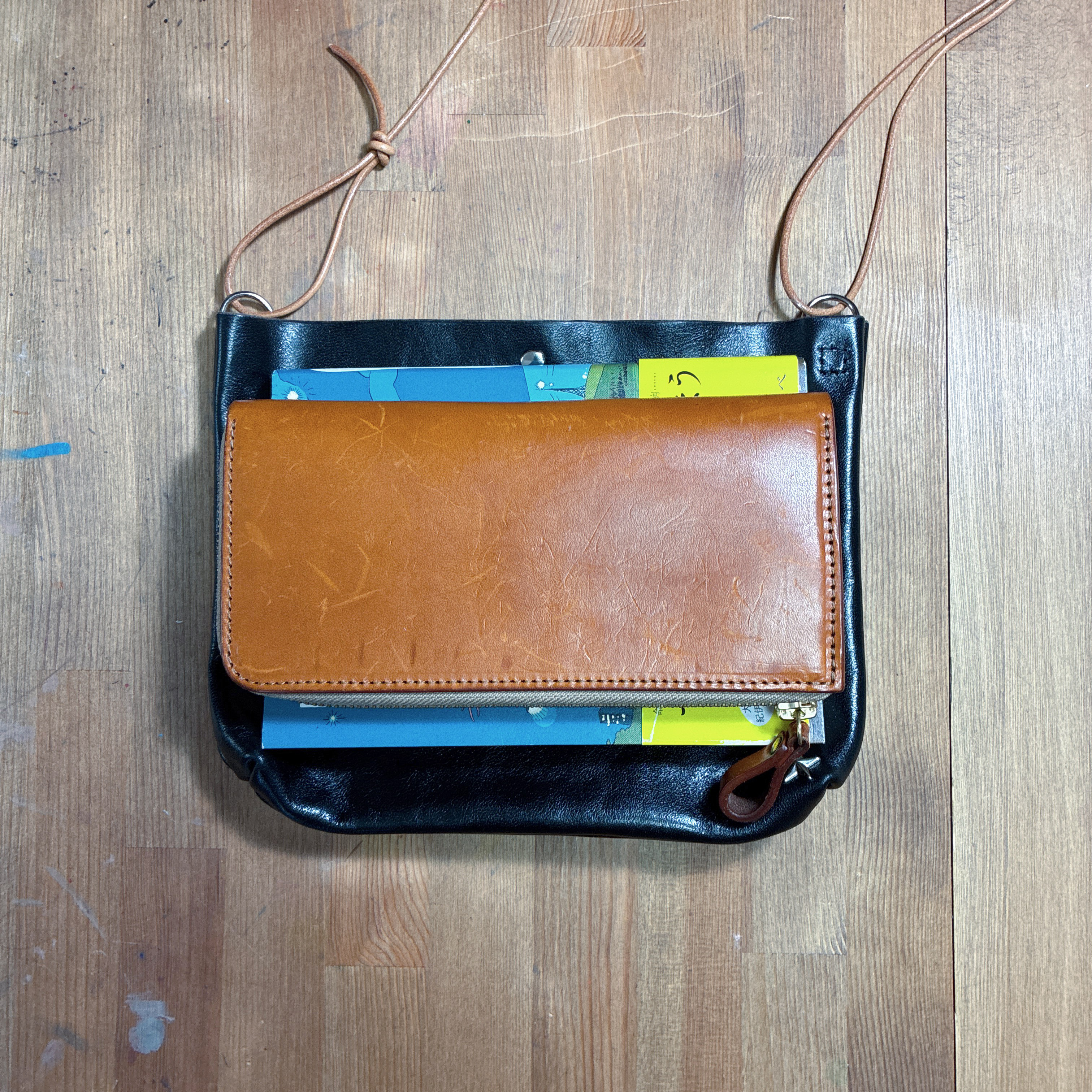 ホースハイド革ジャンレザーで作ったシンプルサコッシュ　タンニン鞣し　スマホショルダー　スマホポーチ