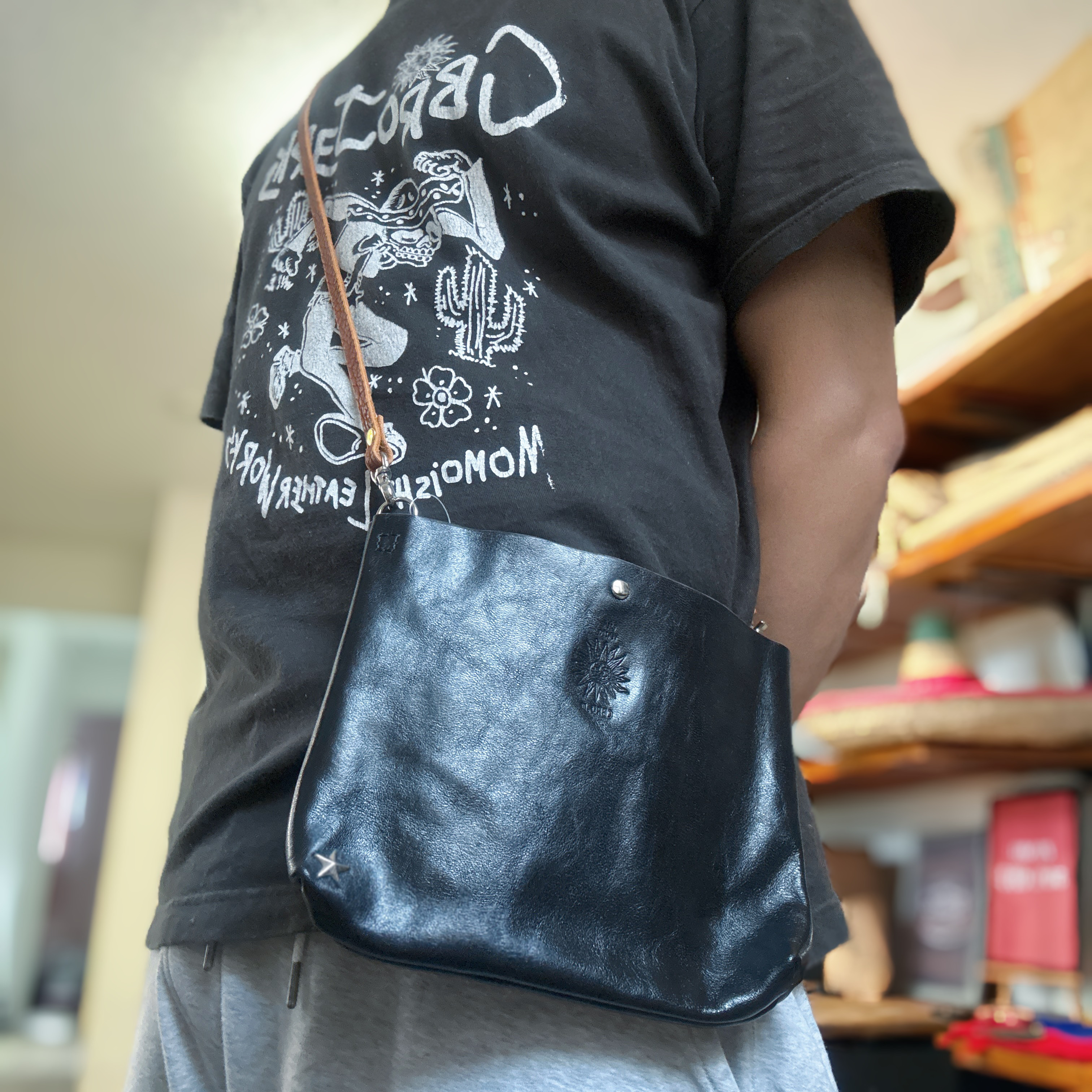 ホースハイド革ジャンレザーで作ったシンプルサコッシュ　タンニン鞣し　スマホショルダー　スマホポーチ