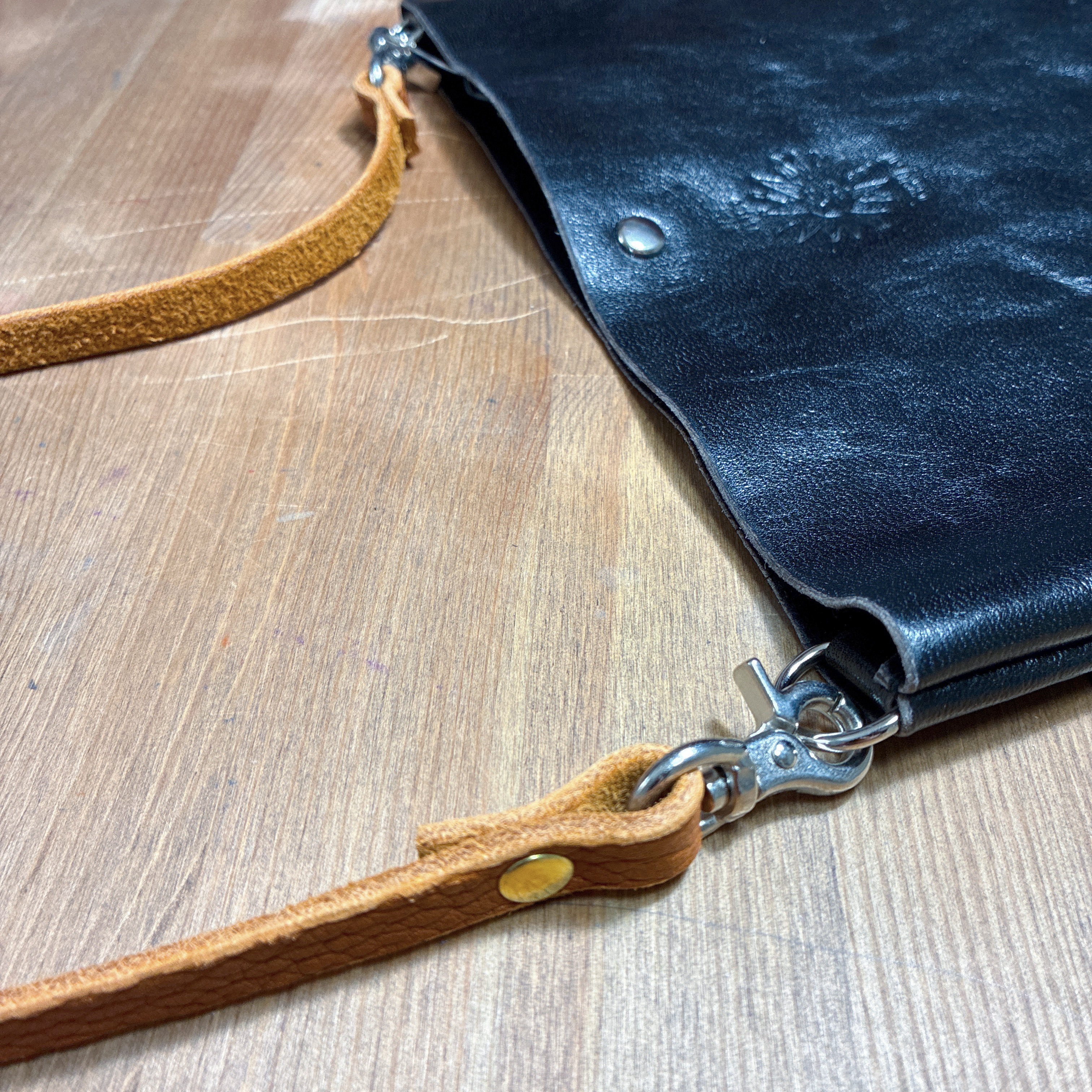 ホースハイド革ジャンレザーで作ったシンプルサコッシュ　タンニン鞣し　スマホショルダー　スマホポーチ