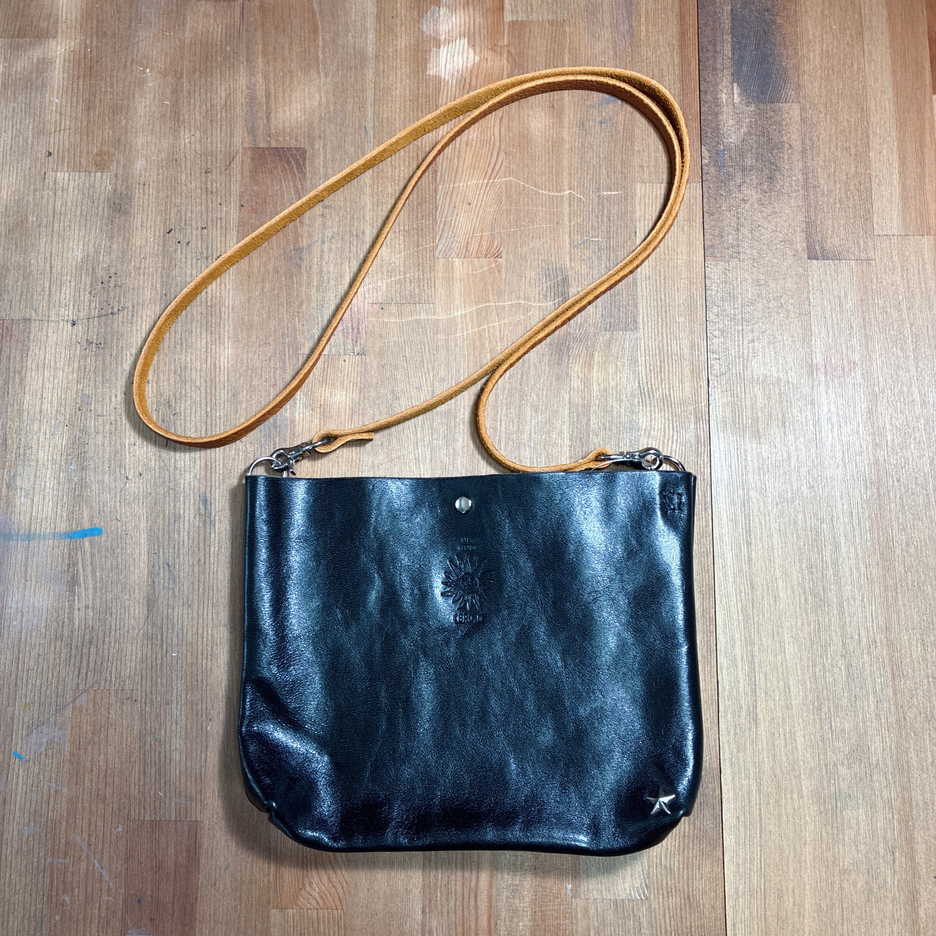 ホースハイド革ジャンレザーで作ったシンプルサコッシュ　タンニン鞣し　スマホショルダー　スマホポーチ