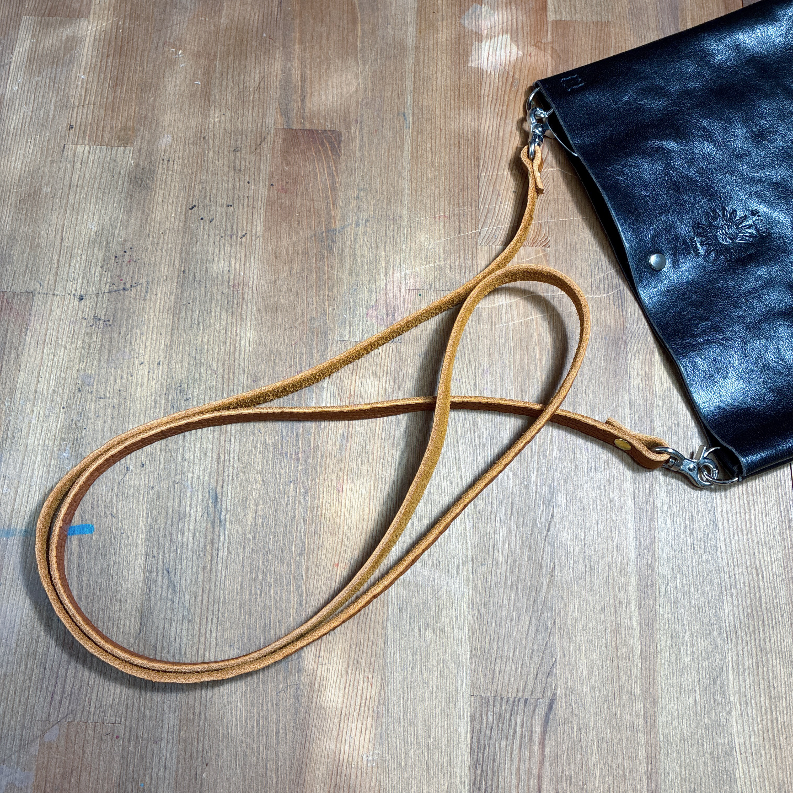 ホースハイド革ジャンレザーで作ったシンプルサコッシュ　タンニン鞣し　スマホショルダー　スマホポーチ