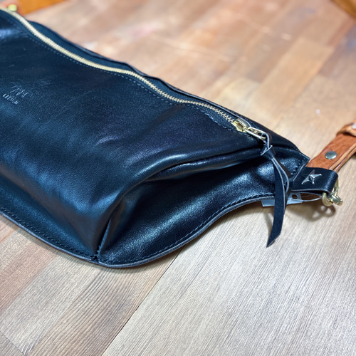 ホースハイド革ジャンレザーで作ったボディバッグ タンニン鞣し ボディ