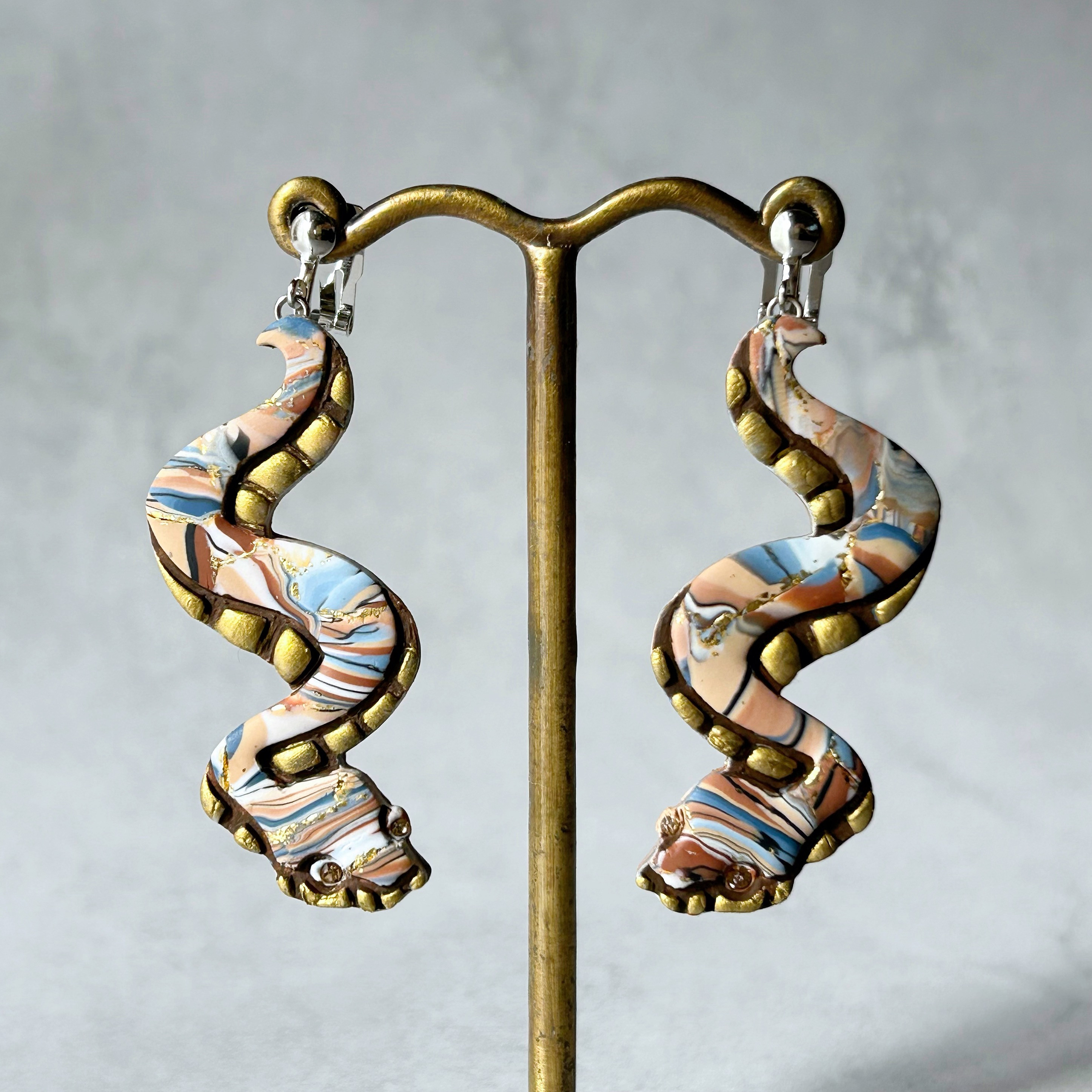 断崖と海の蛇イヤリング・ピアス｜数量限定｜茶色・濃青｜金属アレルギー対応｜蛇モチーフ｜ポリマークレイ｜マーブル模様