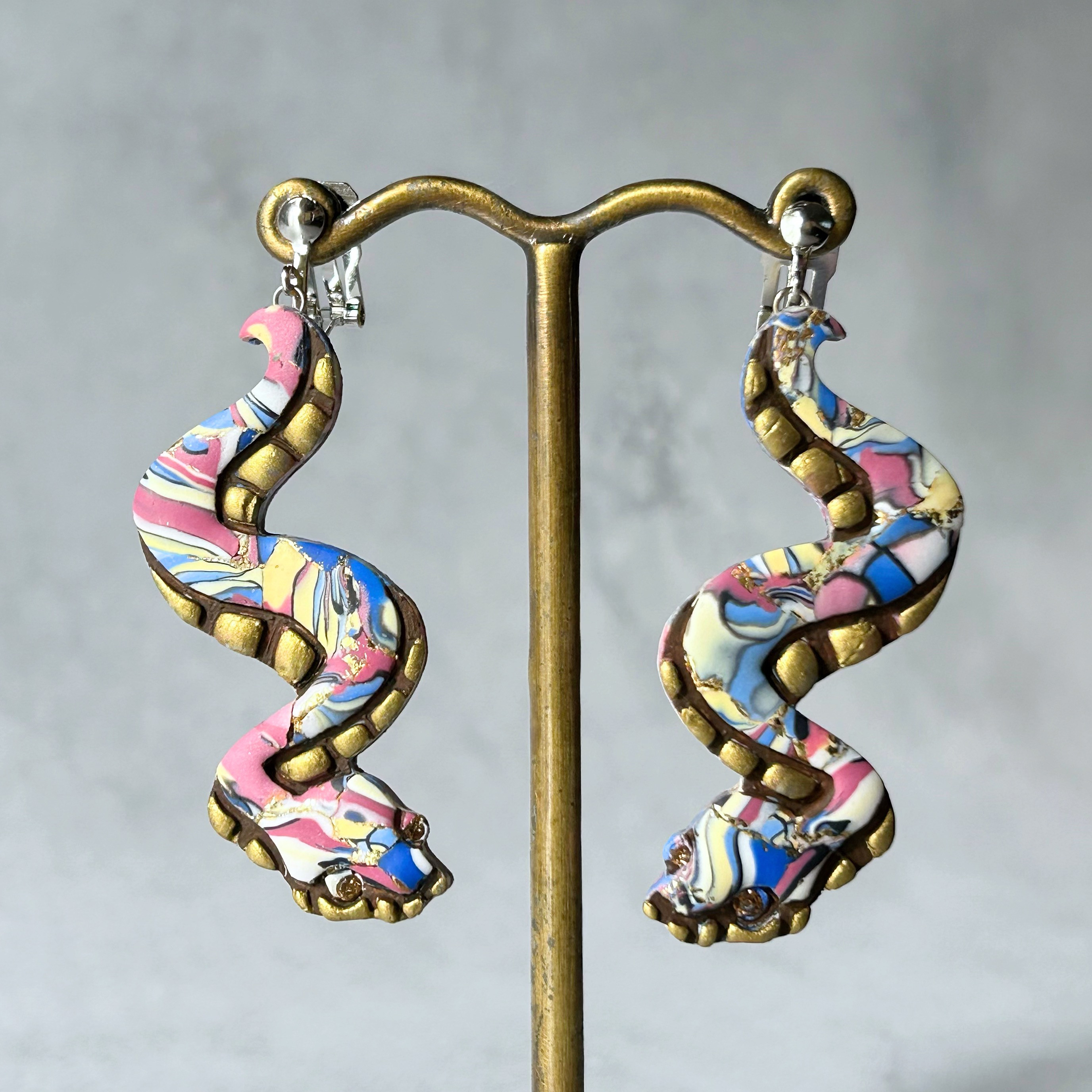 玻璃の蛇イヤリング・ピアス｜赤・青・黄｜金属アレルギー対応｜蛇モチーフ｜ポリマークレイ｜マーブル模様