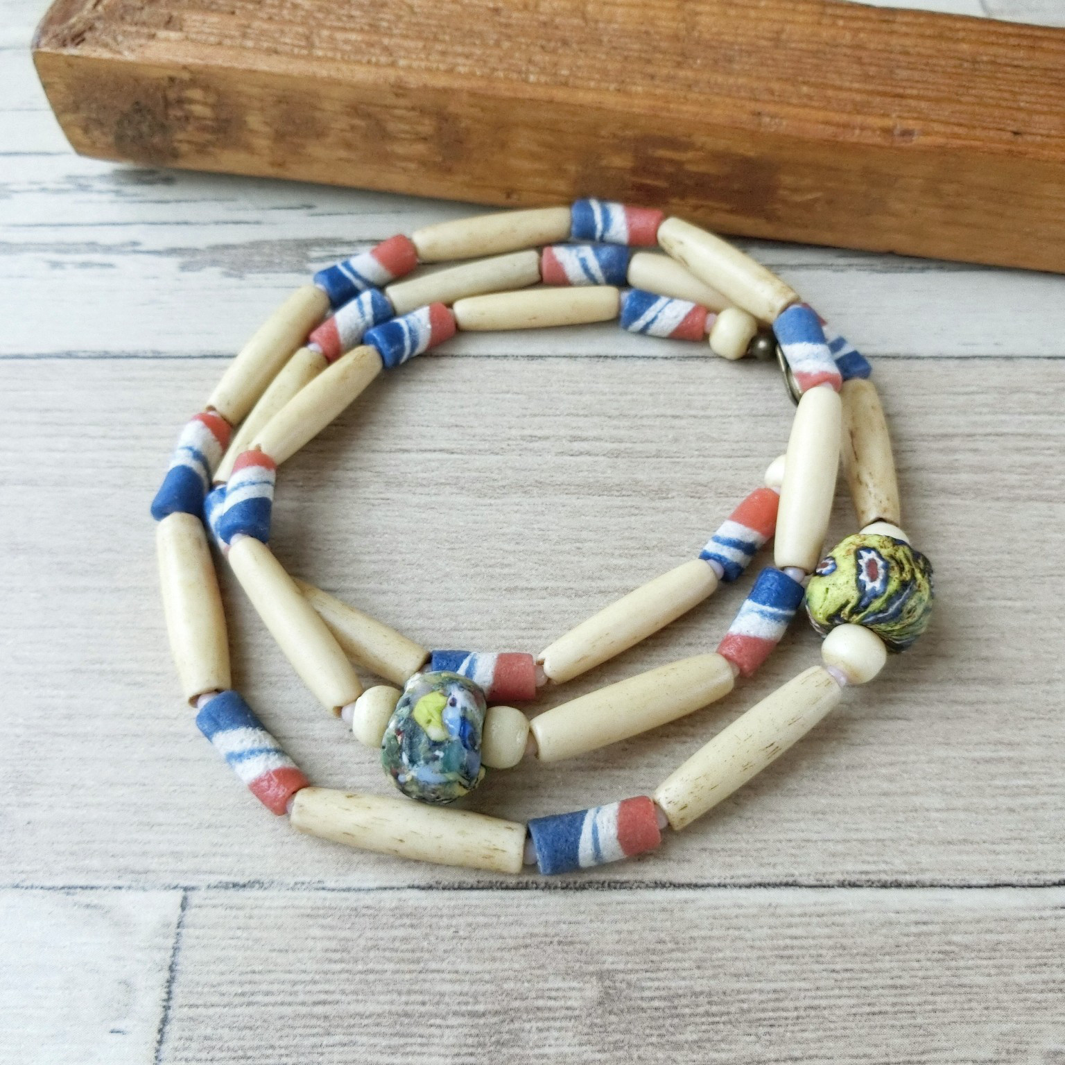 2種のアフリカ再生ビーズとホーンビーズのロングネックレス