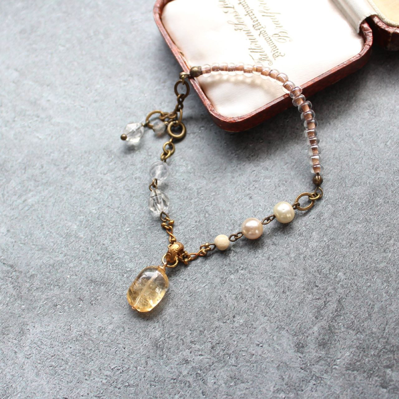 小さなネックレスのようなブレスレット　シトリン・クリスタル・大粒シードビーズ　サンドベージュ色