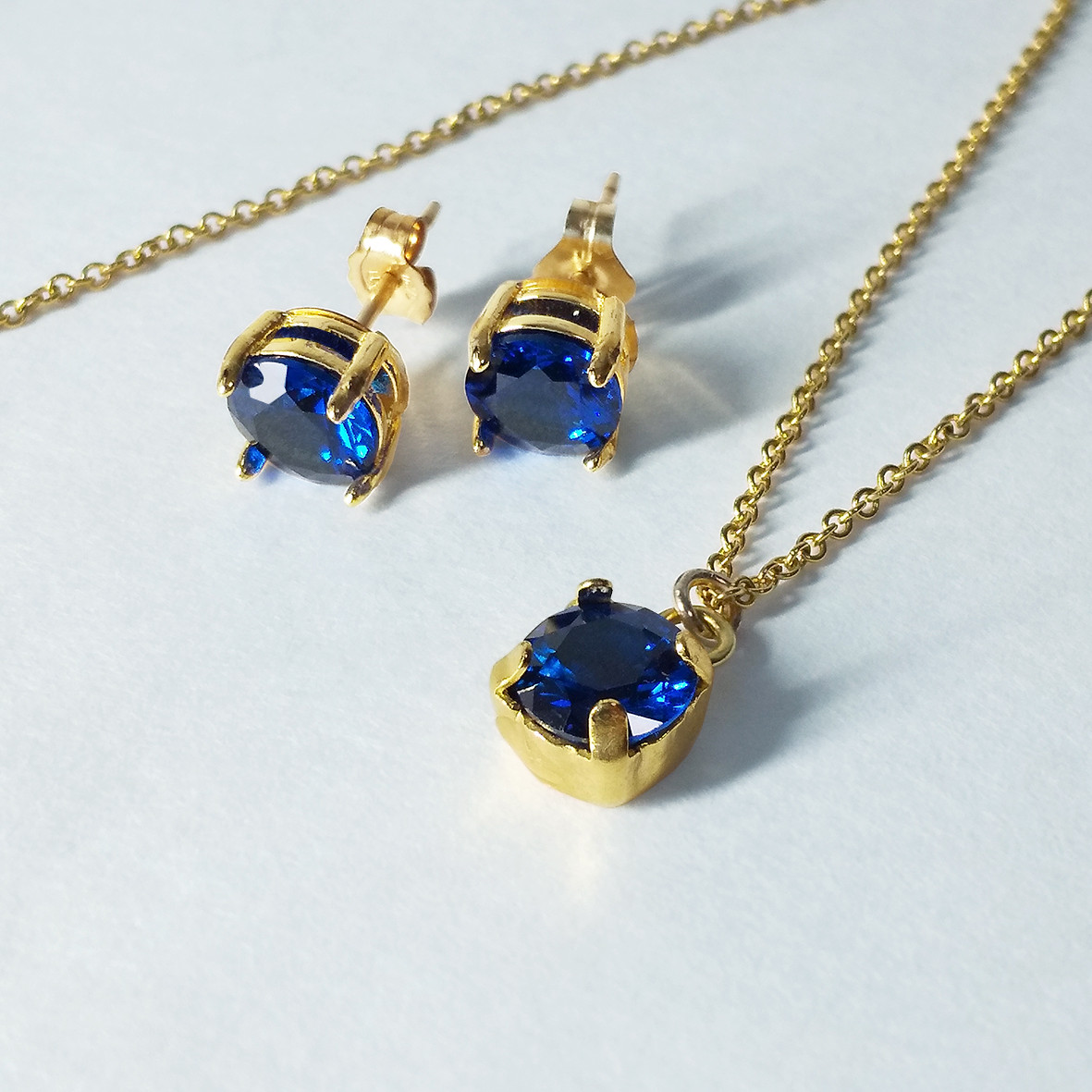 大粒のブルースピネル (6mmラウンドカット)　ピアス&ネックレス 2点セット　[送料無料]