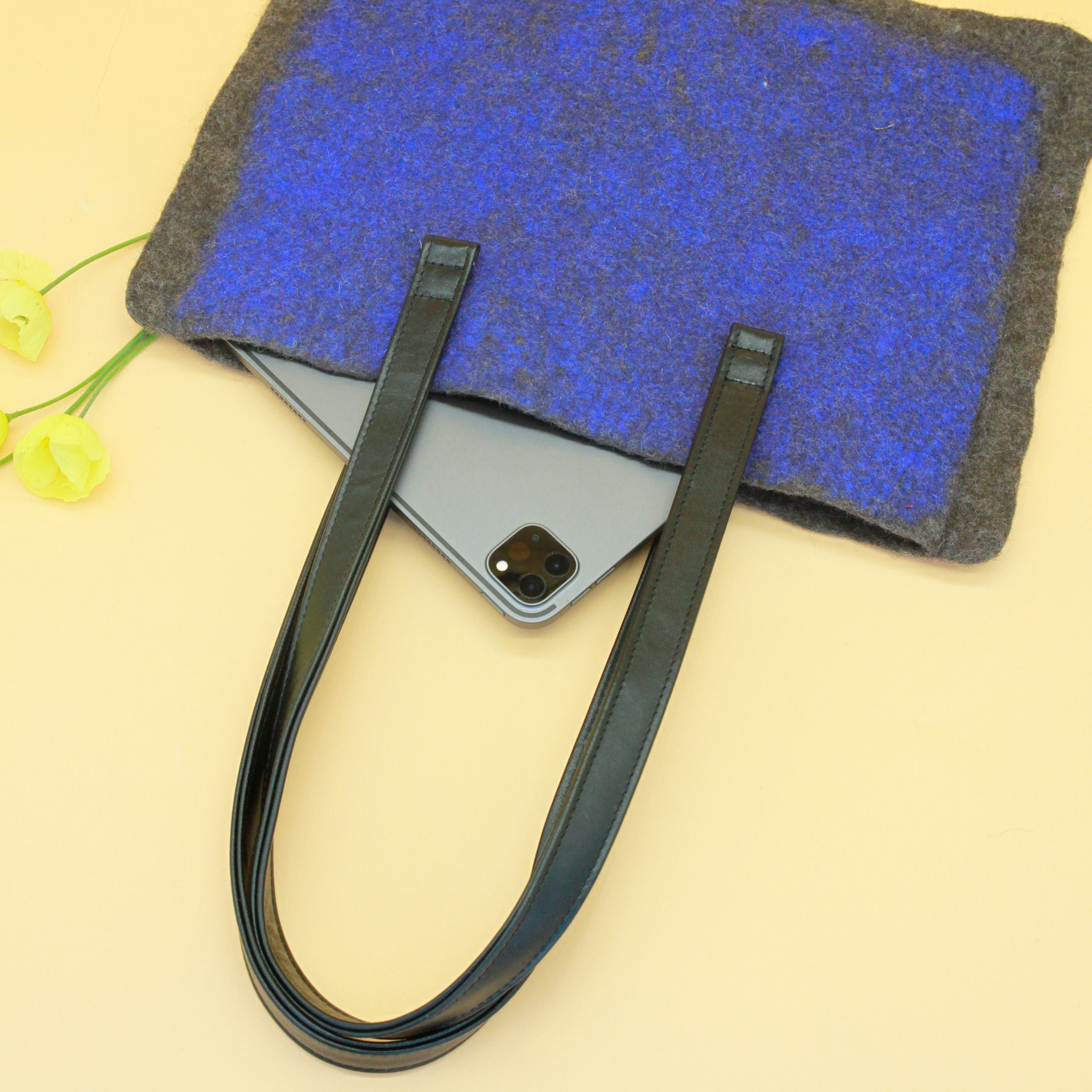 羊毛フェルトバッグ/iPad 11インチ対応／うすマチバッグ（本革ハンドル）レディースショルダーバッグ