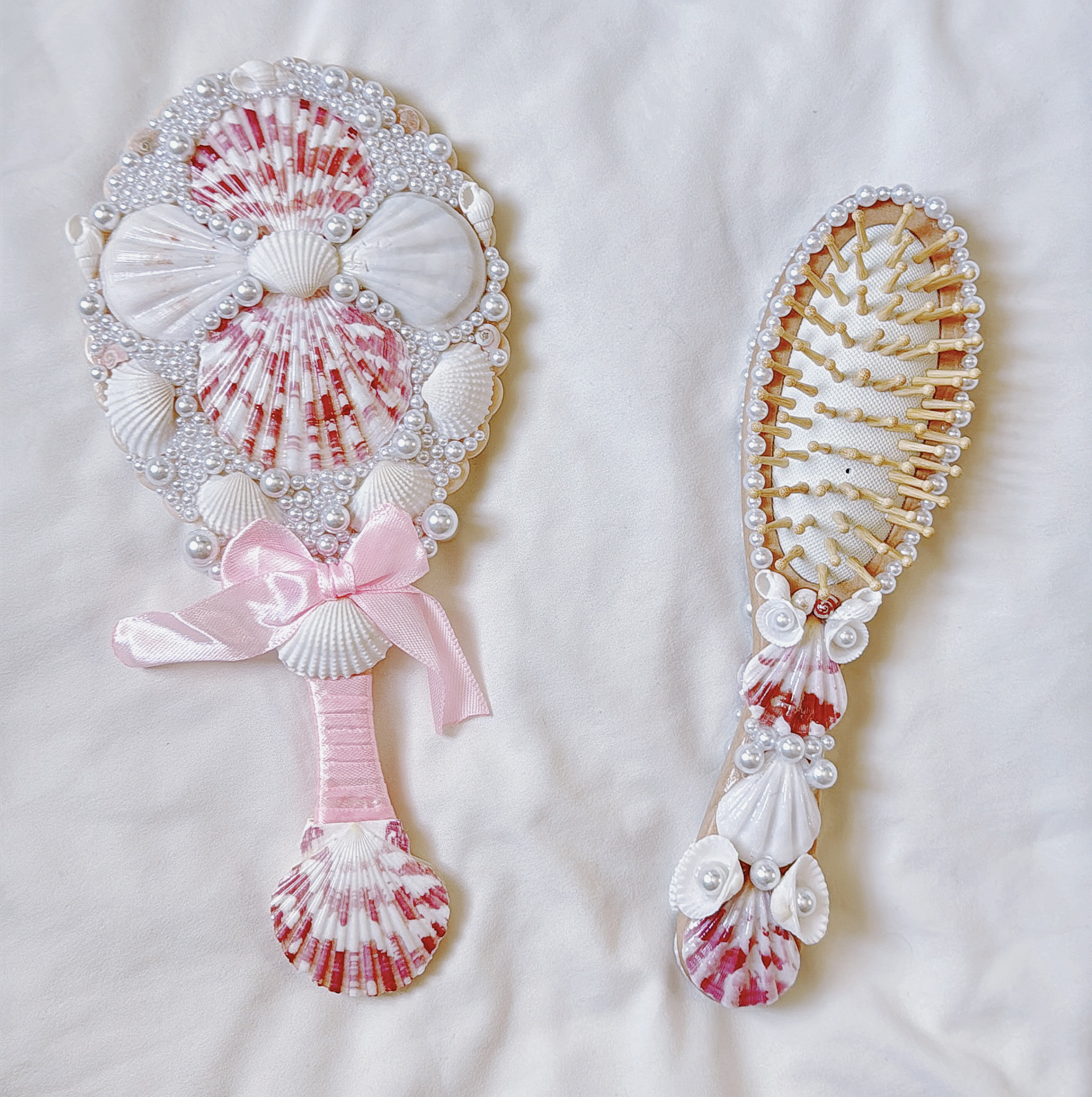 貝殻装飾の手鏡とブラシセット