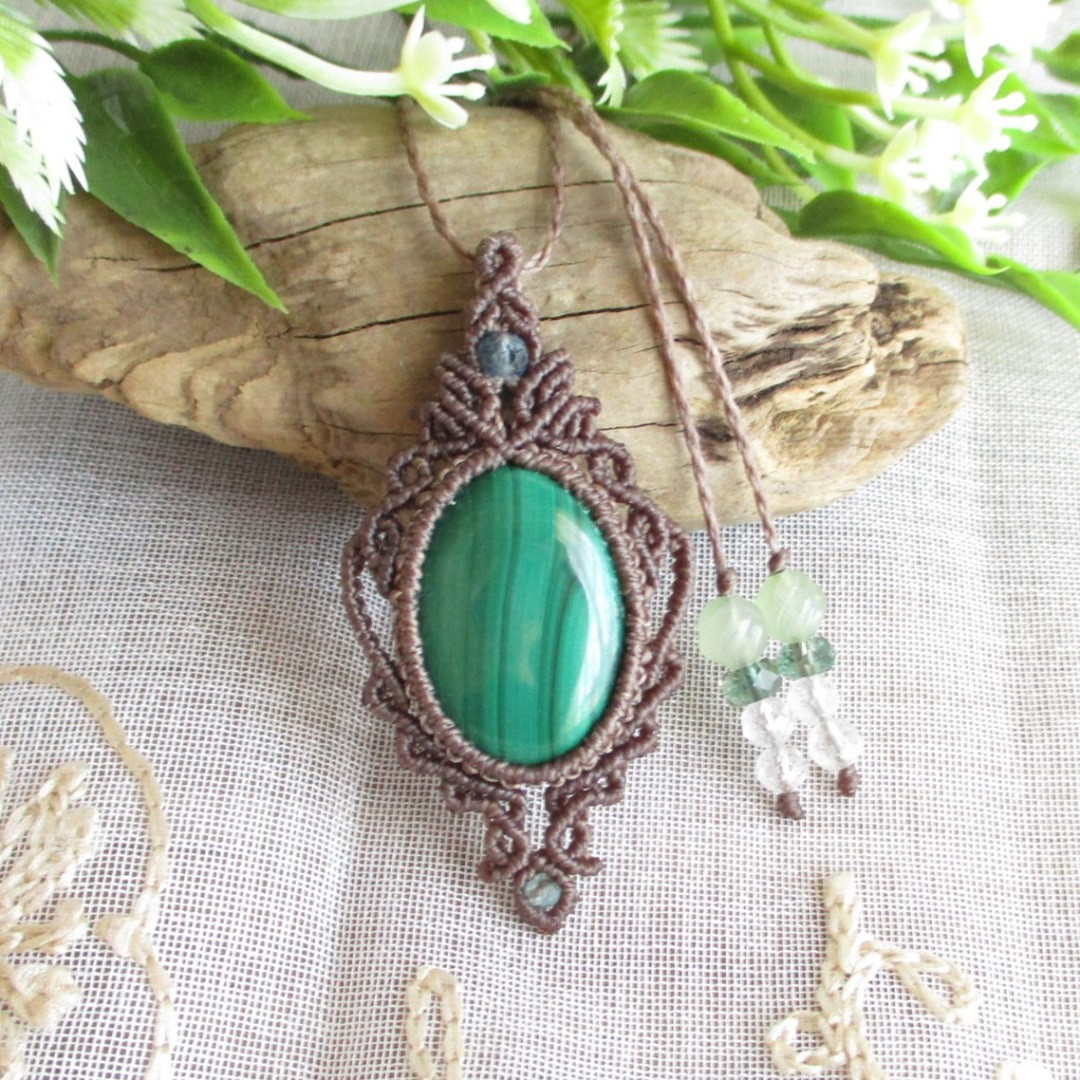 【੭ु 美しいグリーンと縞模様 ੭ु】マラカイトのマクラメペンダント〈CP064〉