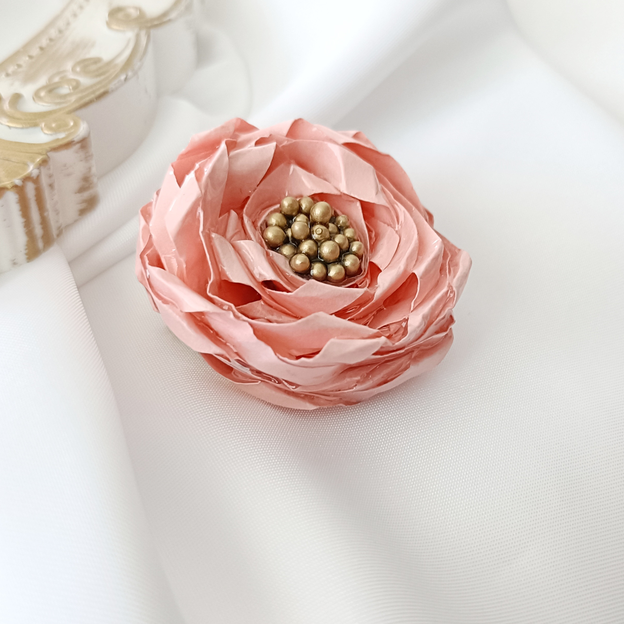 ピンク色のバラの大きめブローチ　ロザフィ