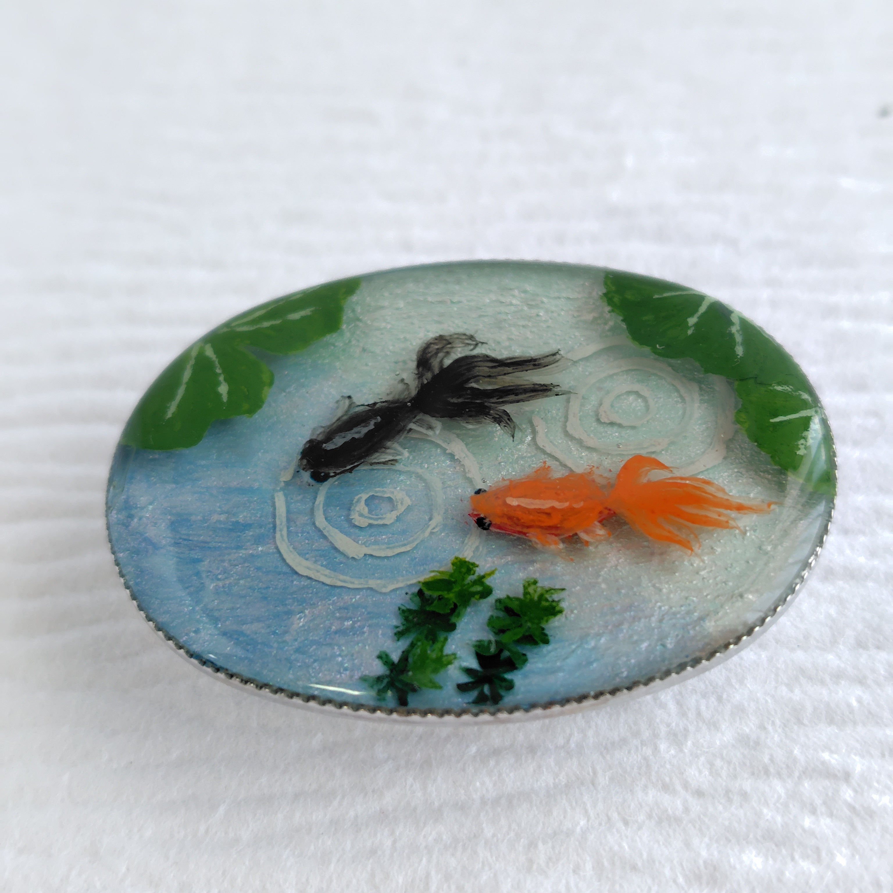 涼やかな金魚＊手描きレジンの帯留め・ブローチ 4,560円