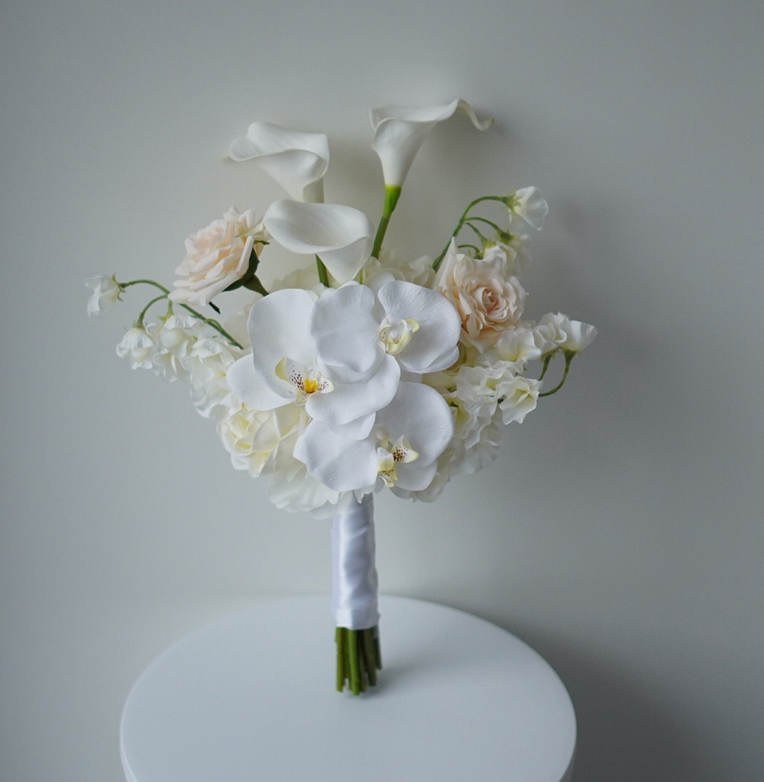 White ┊︎ ホワイト 清楚系 アーティフィシャルフラワーブーケ　ウェディングブーケ　クラッチブーケ　造花ブーケ