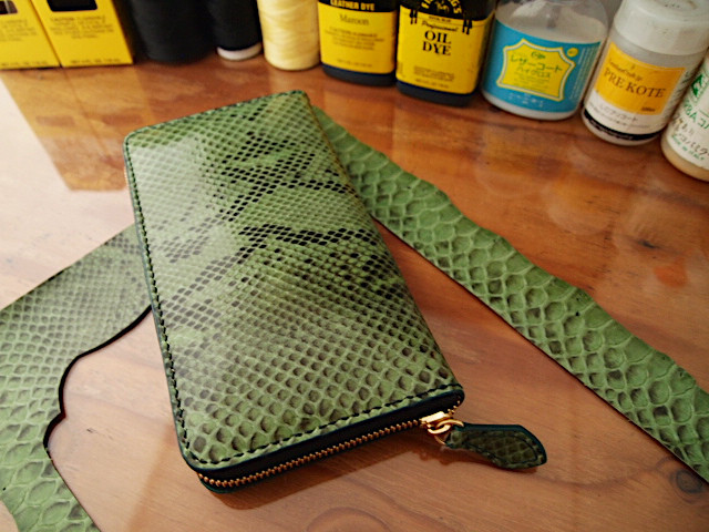 【受注製作】大容量グリーンパイソンを使ったカード12枚ラウンドファスナー長財布