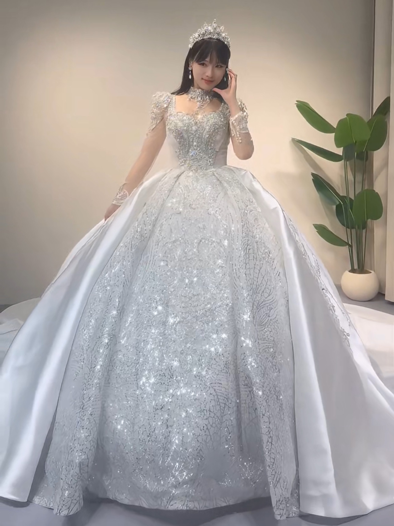 圧倒的に存在感　高級サテン　シースルー長袖　首飾り　白ホワイト　プリンセスライン　ロングトレーン　可憐なレース　キラキラ