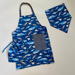 海の生き物くじら柄☆130〜140こどもエプロン、三角巾、巾着3点セット　 1枚目の画像
