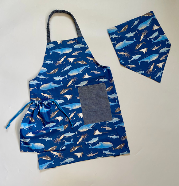 海の生き物くじら柄☆130〜140こどもエプロン、三角巾、巾着3点セット　 1枚目の画像