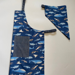 海の生き物くじら柄☆130〜140こどもエプロン、三角巾、巾着3点セット　 2枚目の画像