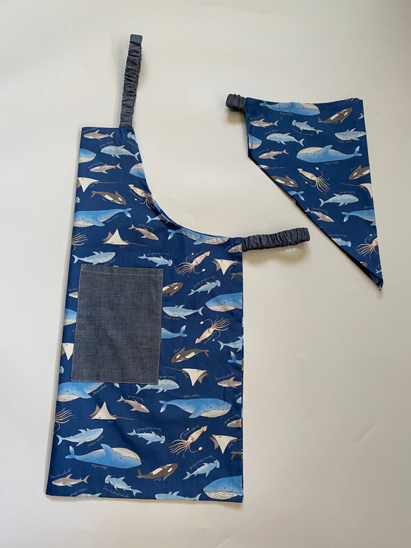 海の生き物くじら柄☆130〜140こどもエプロン、三角巾、巾着3点セット　 2枚目の画像