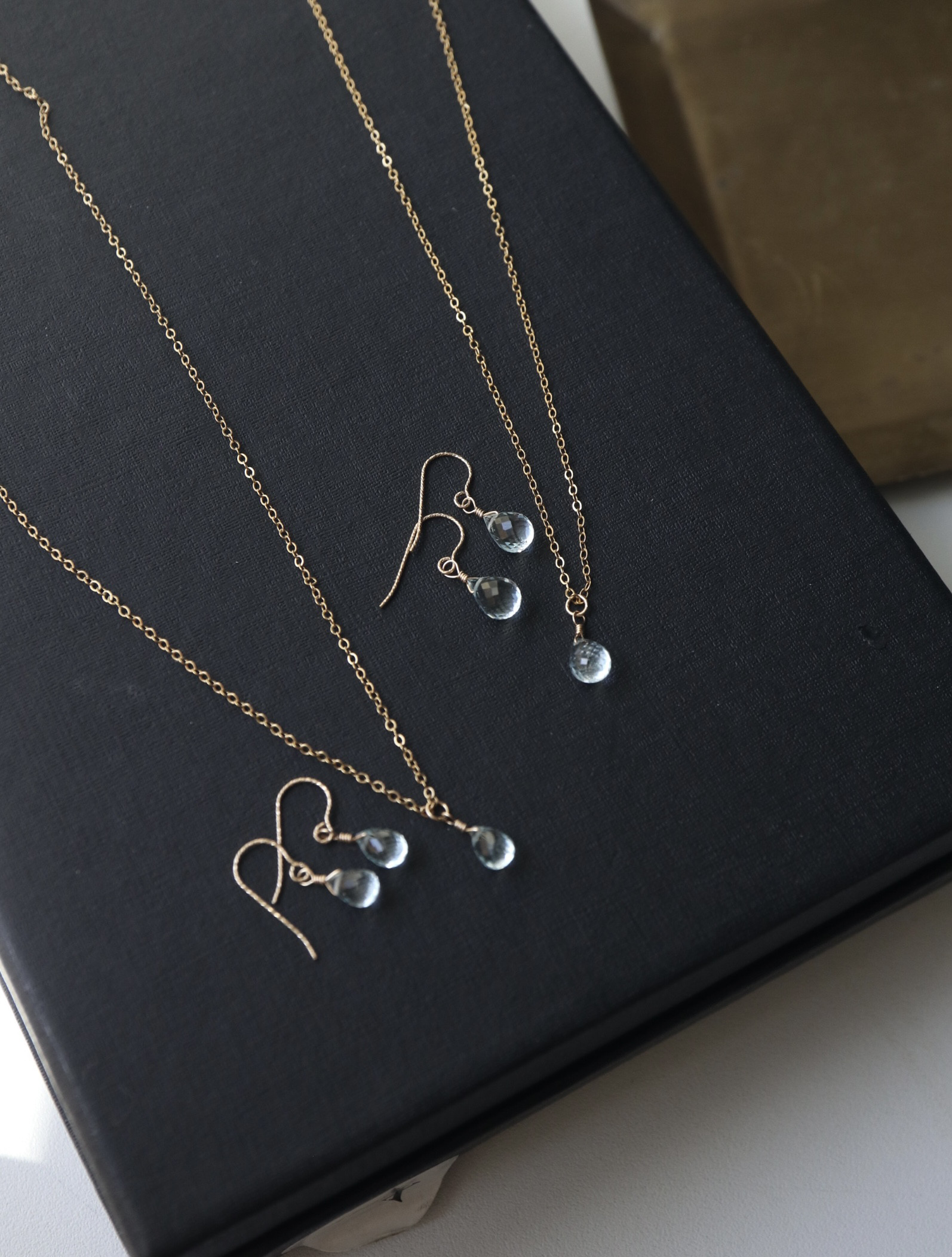 お得なセット カランと鳴る氷が似合う、透き通ったカクテル アクアマリンの14kgfピアス、ネックレス