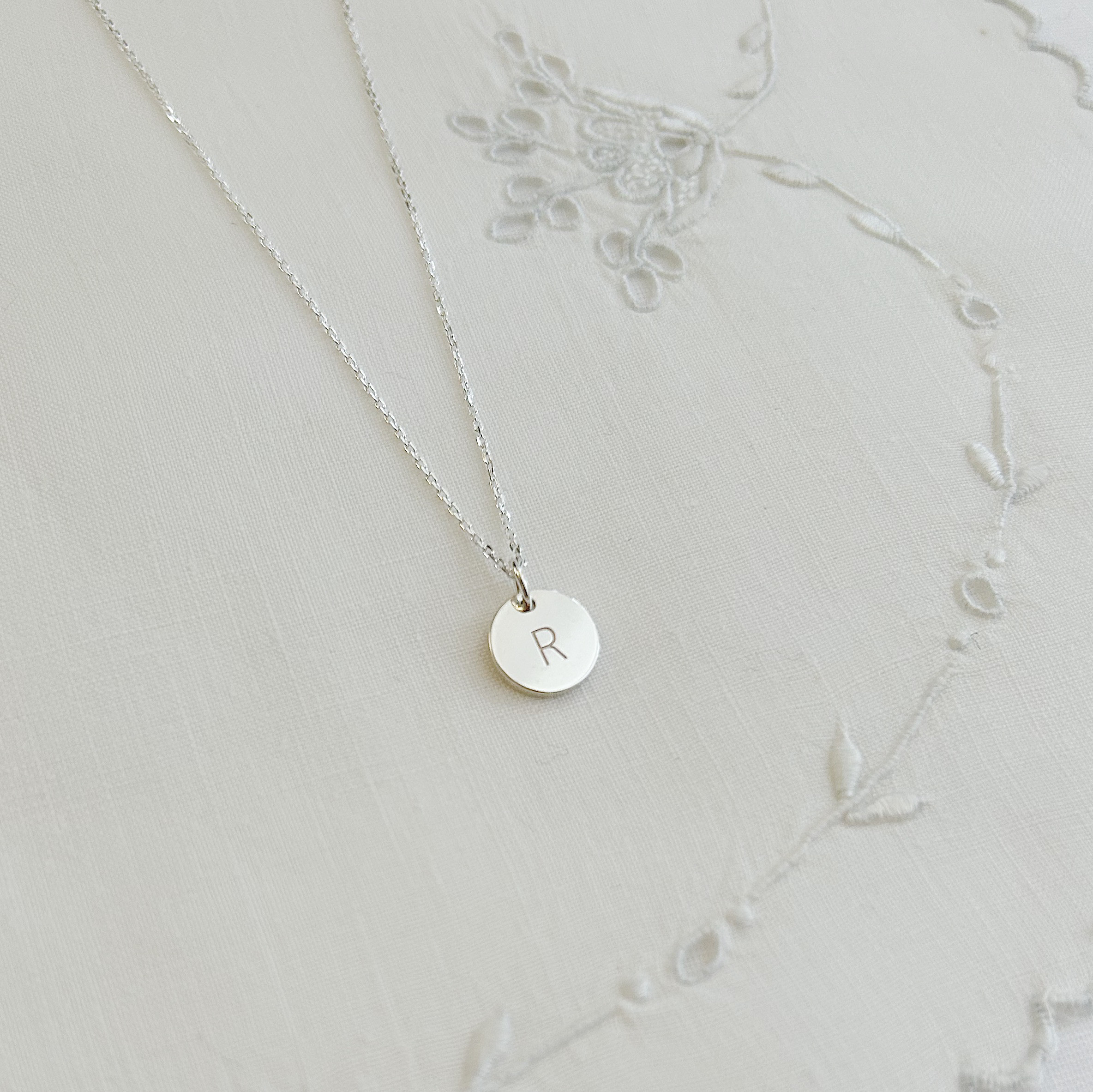 SILVER925 名入れネックレス / サークル / お好きな文字を刻印します / イニシャル　出産記念　誕生日