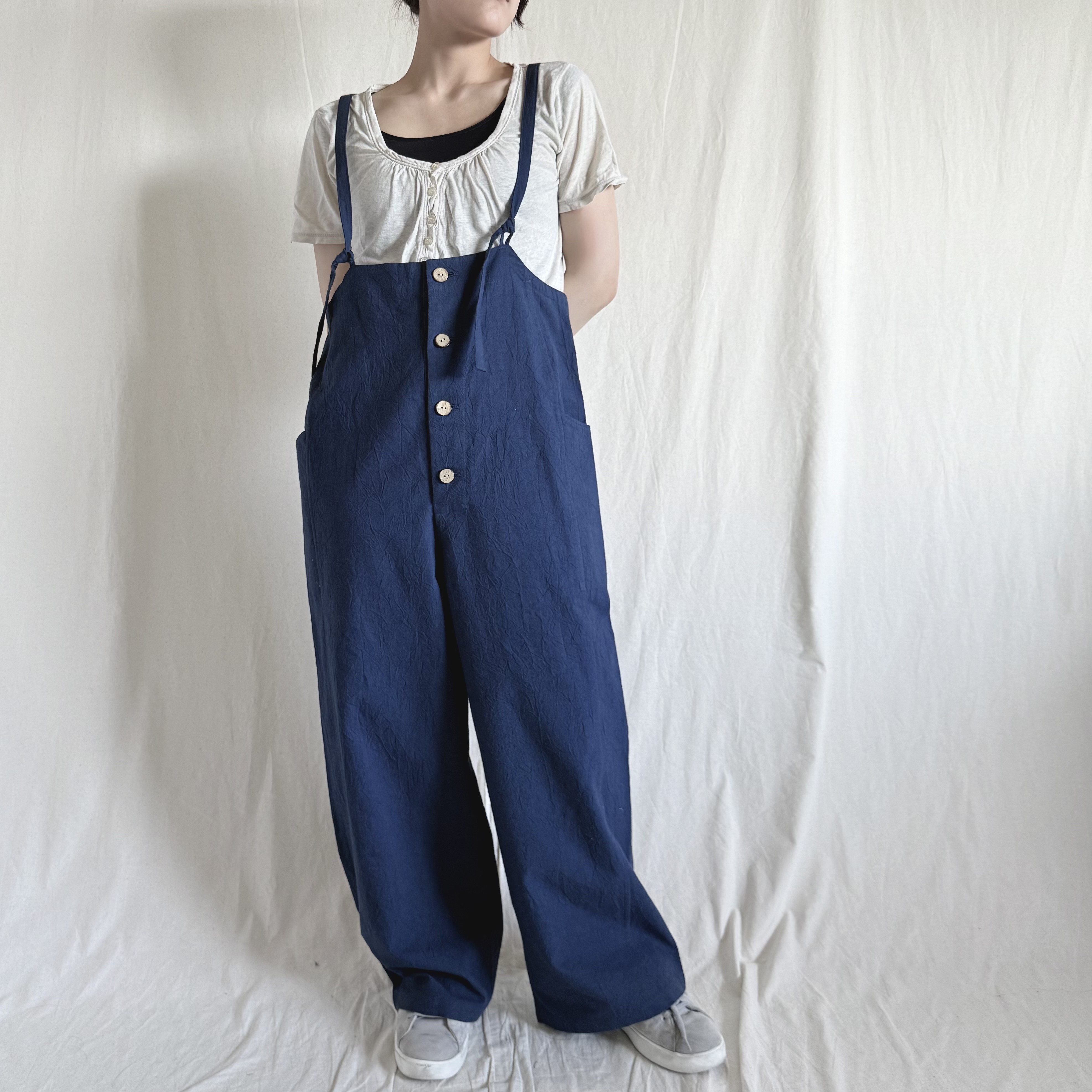 【前ボタンのサロペットパンツ】ネイビー