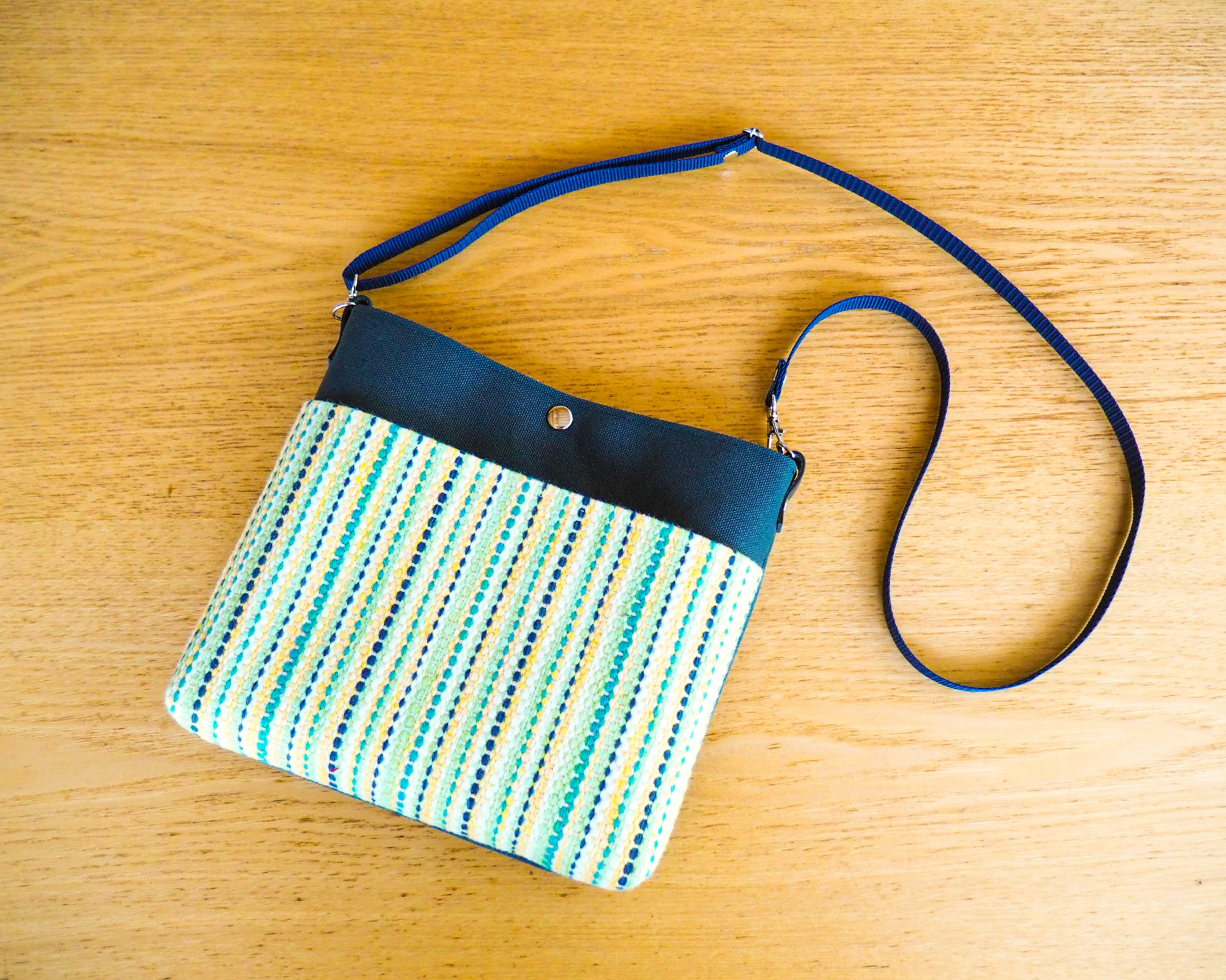 夏のマルチカラー手織り布のサコッシュ（グリーン）