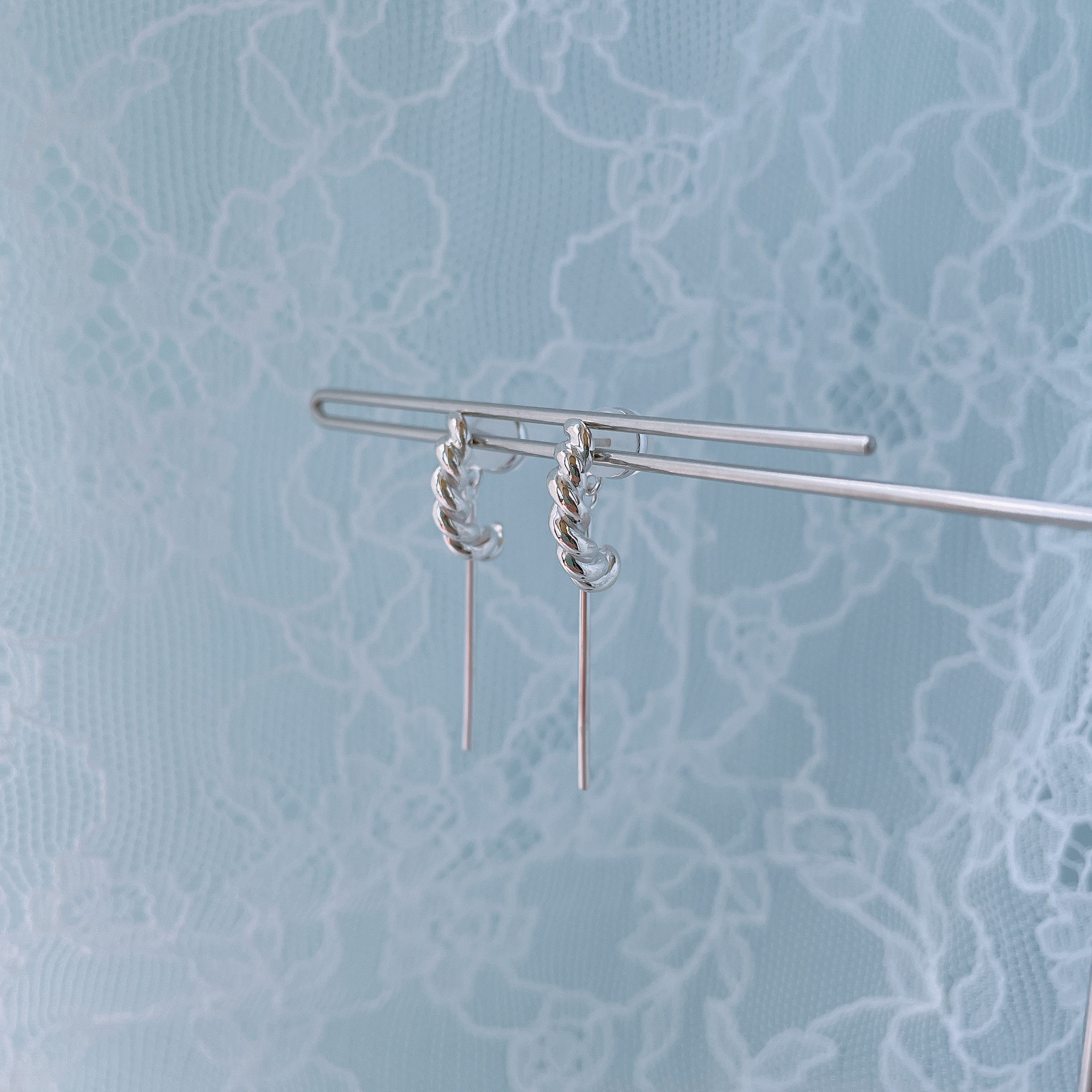 ツイストのシルバーピアスとスティック付きキャッチ（１点物）