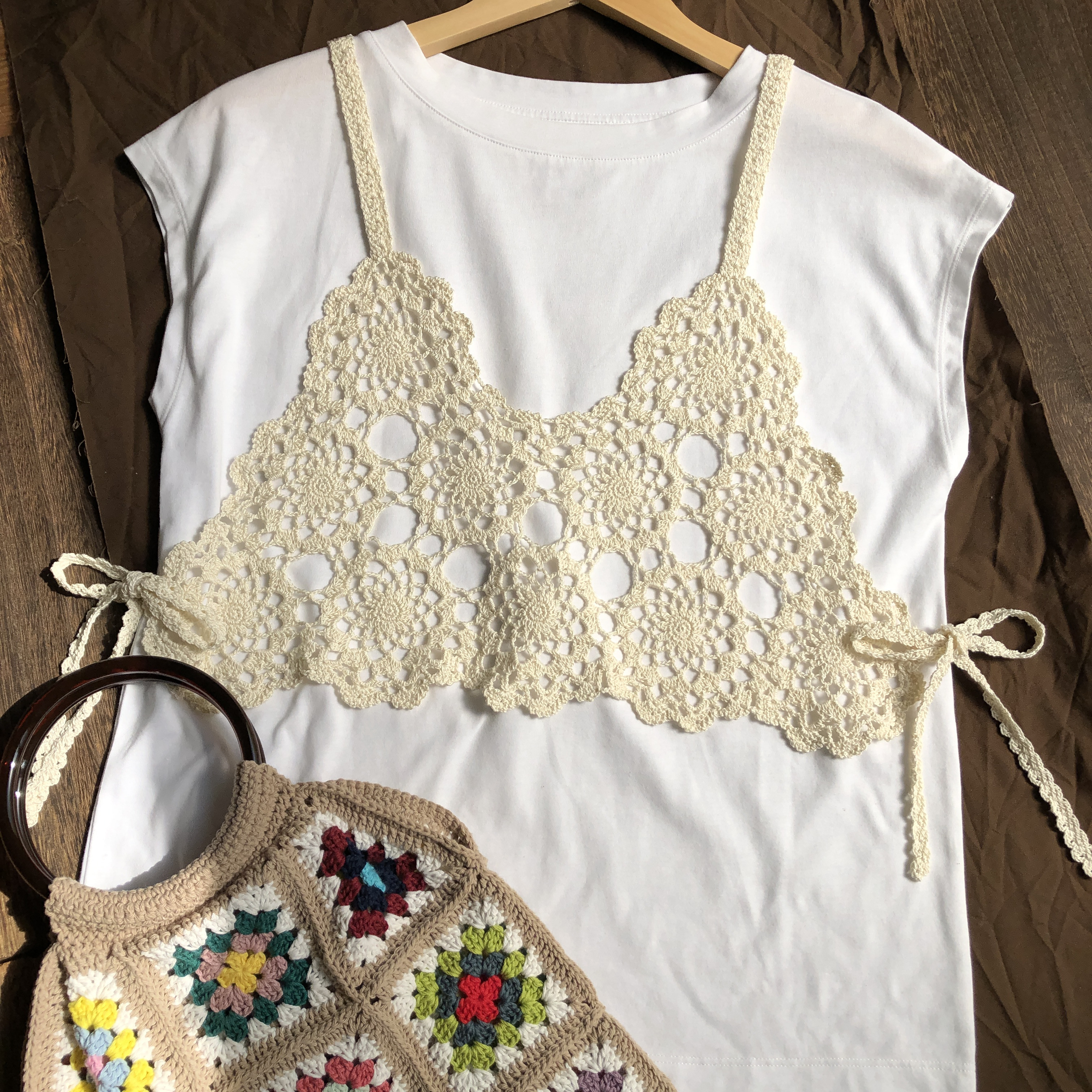 繊細で上品な透かし模様のレース編みニットビスチェ・ニットキャミソール・エクリュ・生成り