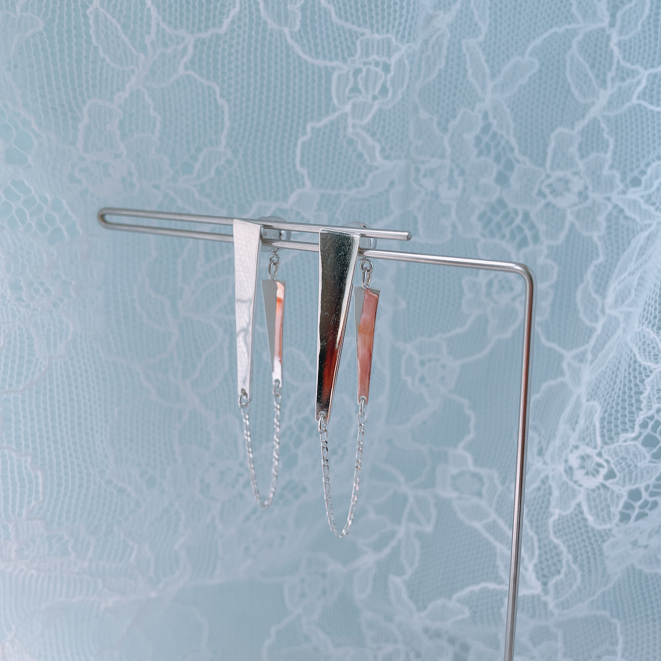 チェーンで繋いだシャープな２枚板のシルバーピアス