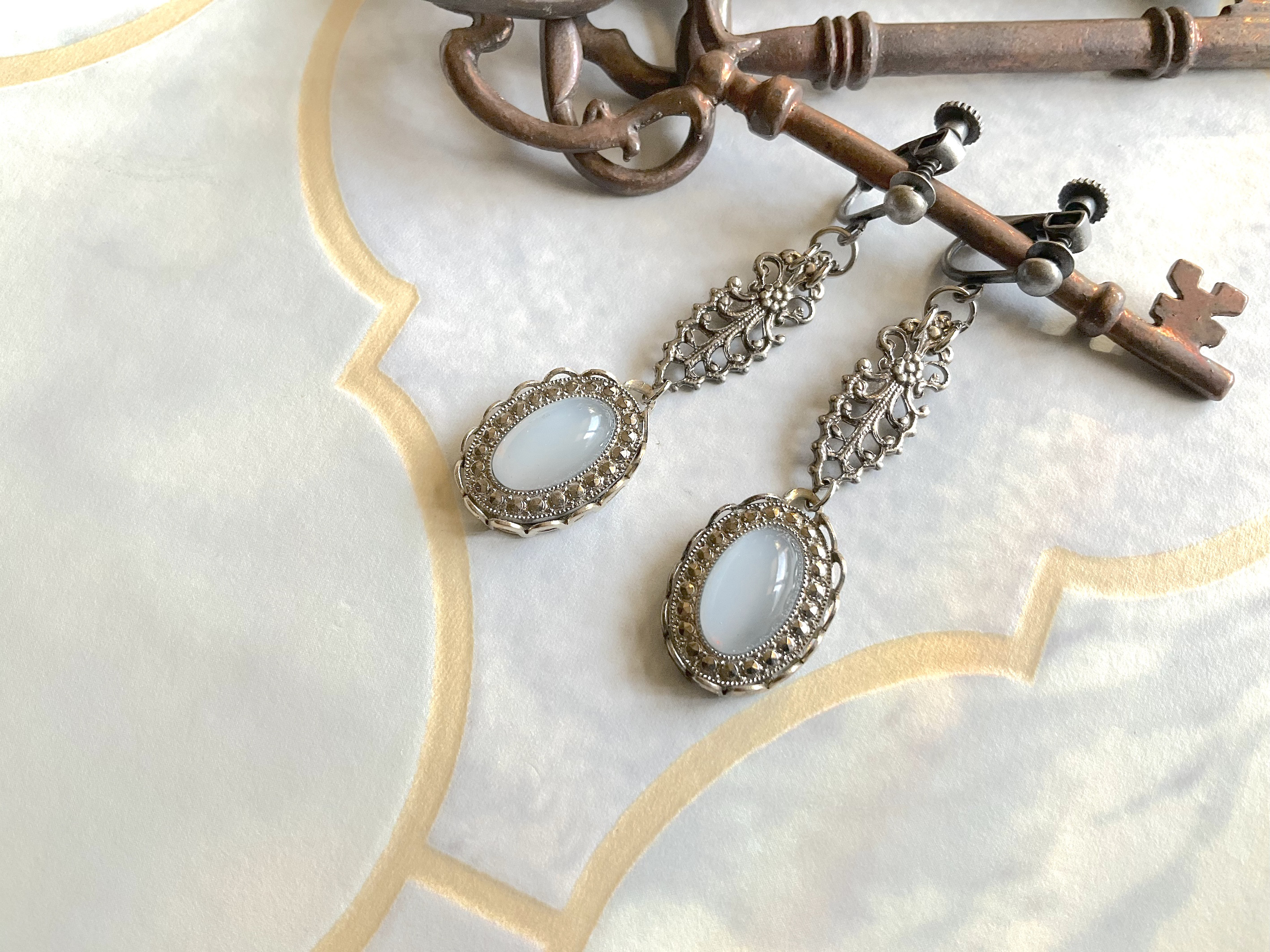 ”氷の一滴" ブルーのヴィンテージガラスのイヤリング&ピアス