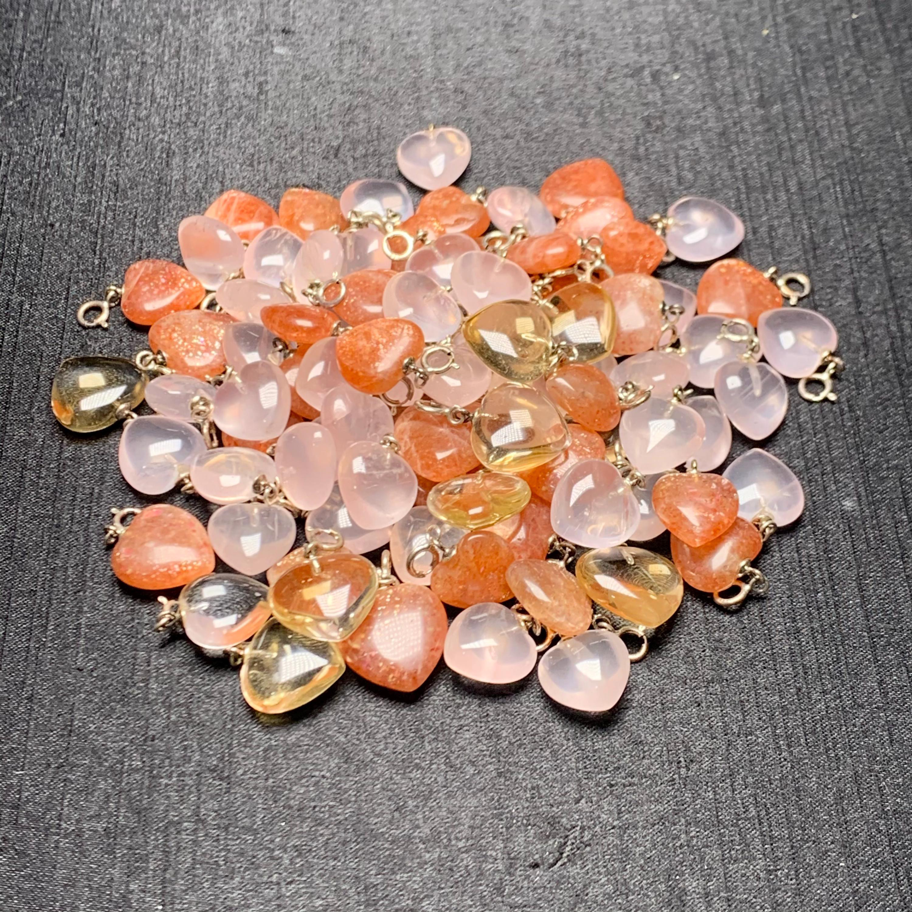 89個の天然サンストーン，ローズクォーツ，シトリンクォーツ，ハートペンダントネックレス